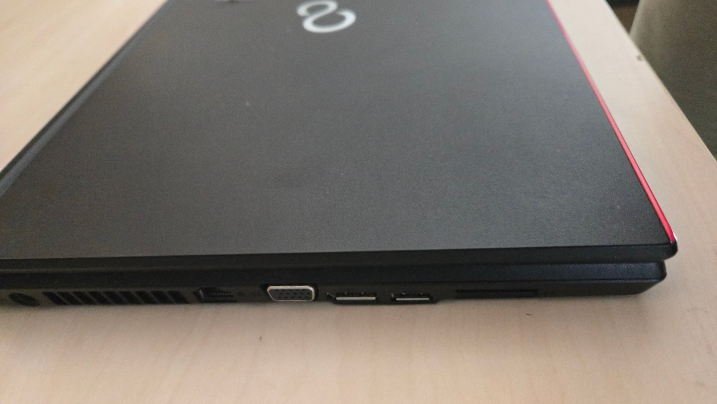 Fujitsu Lifebook E557 – i5-7200U / 8GB RAM / 256GB SSD + 500GB HDD – 6 mj. jamstvo