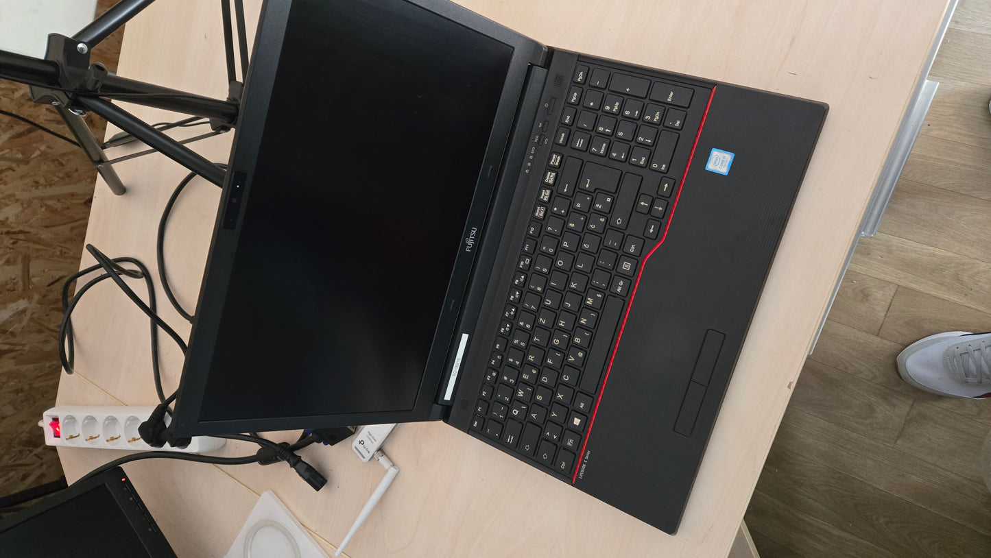 Fujitsu Lifebook E557 – i5-7200U / 8GB RAM / 256GB SSD + 500GB HDD – 6 mj. jamstvo