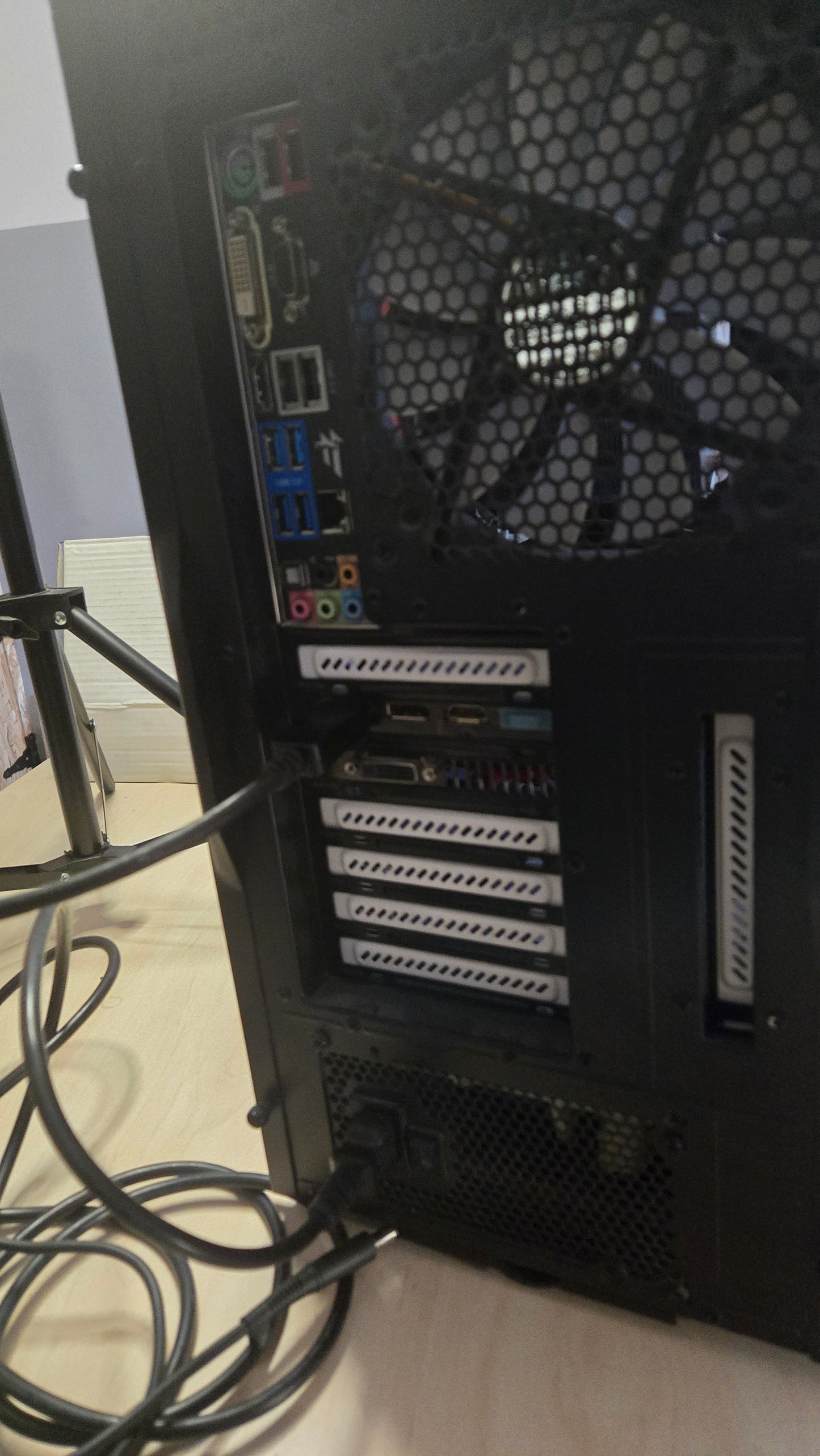 Gaming PC – i7-4790 / 16GB RAM / GTX 980 / SSD + 4TB HDD / Raider 550W – 6 mj. jamstvo