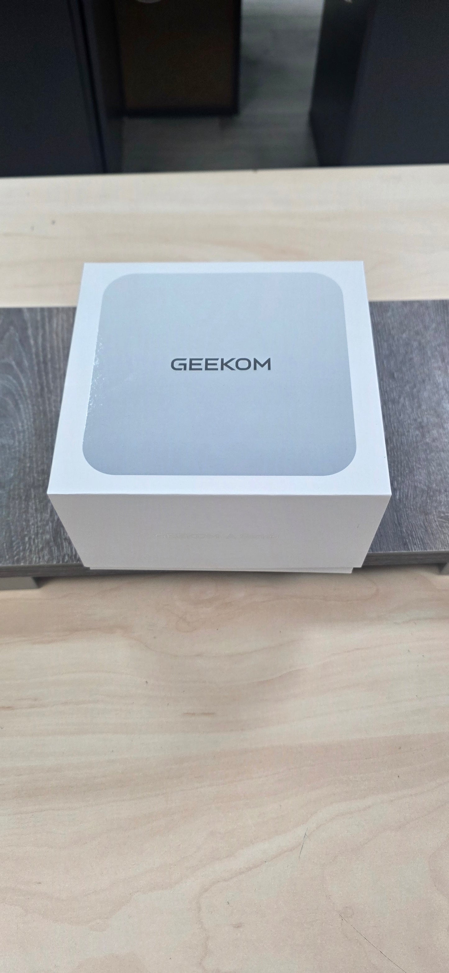 GEEKOM A8 AI Mini PC: Ryzen 7 8845HS, 32GB DDR5 RAM, 1TB NVMe SSD, 12 mj. jamstvo