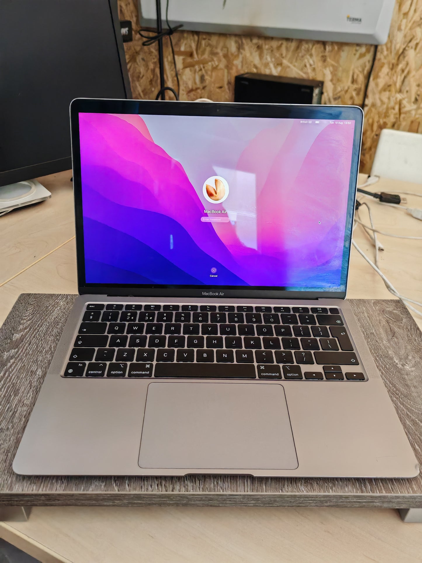 Apple MacBook Air M1: Apple M1 čip, 8GB RAM, 256GB SSD, 13.3" Retina Ekran, 12 mj. jamstvo
