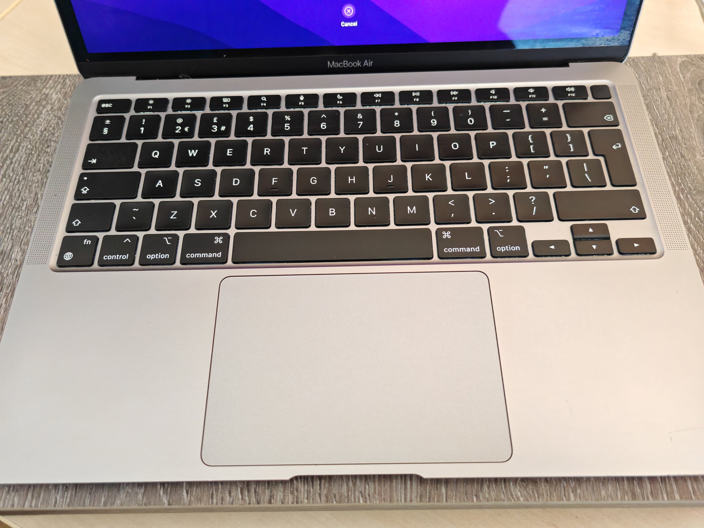 Apple MacBook Air M1: Apple M1 čip, 8GB RAM, 256GB SSD, 13.3" Retina Ekran, 12 mj. jamstvo
