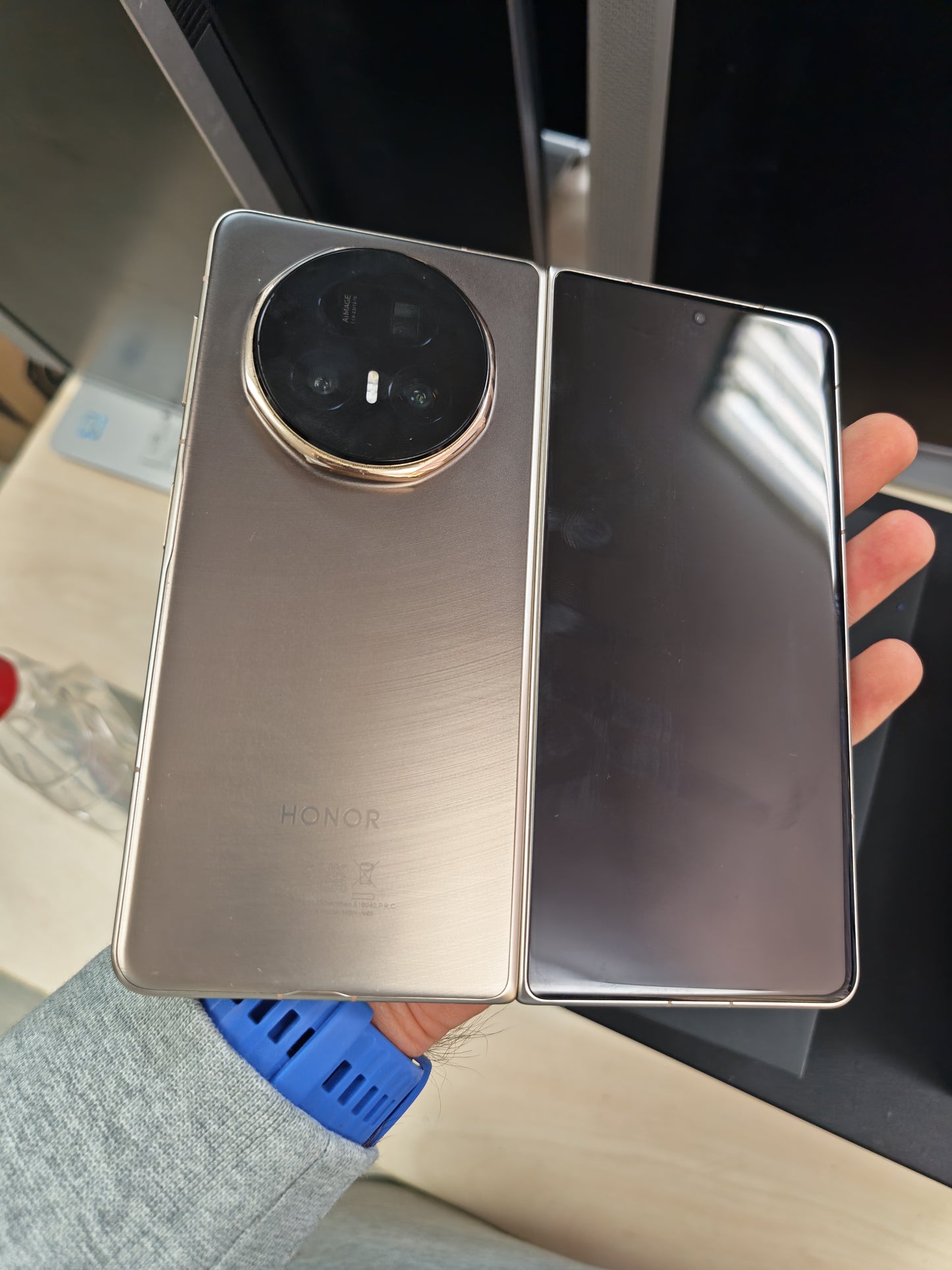 Honor Magic V5 • Snapdragon 8 Elite • 16GB RAM • 512GB • 5820mAh • Tvorničko Jamstvo do 2.9.2027. • Original Kutija