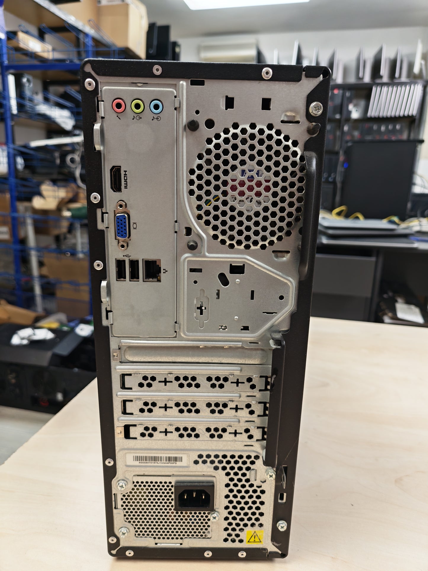 PC komplet • Ryzen 3 3200G • 16GB DDR4 • 256GB NVMe • Radeon Vega 8 • 12mj Jamstvo • Win 11