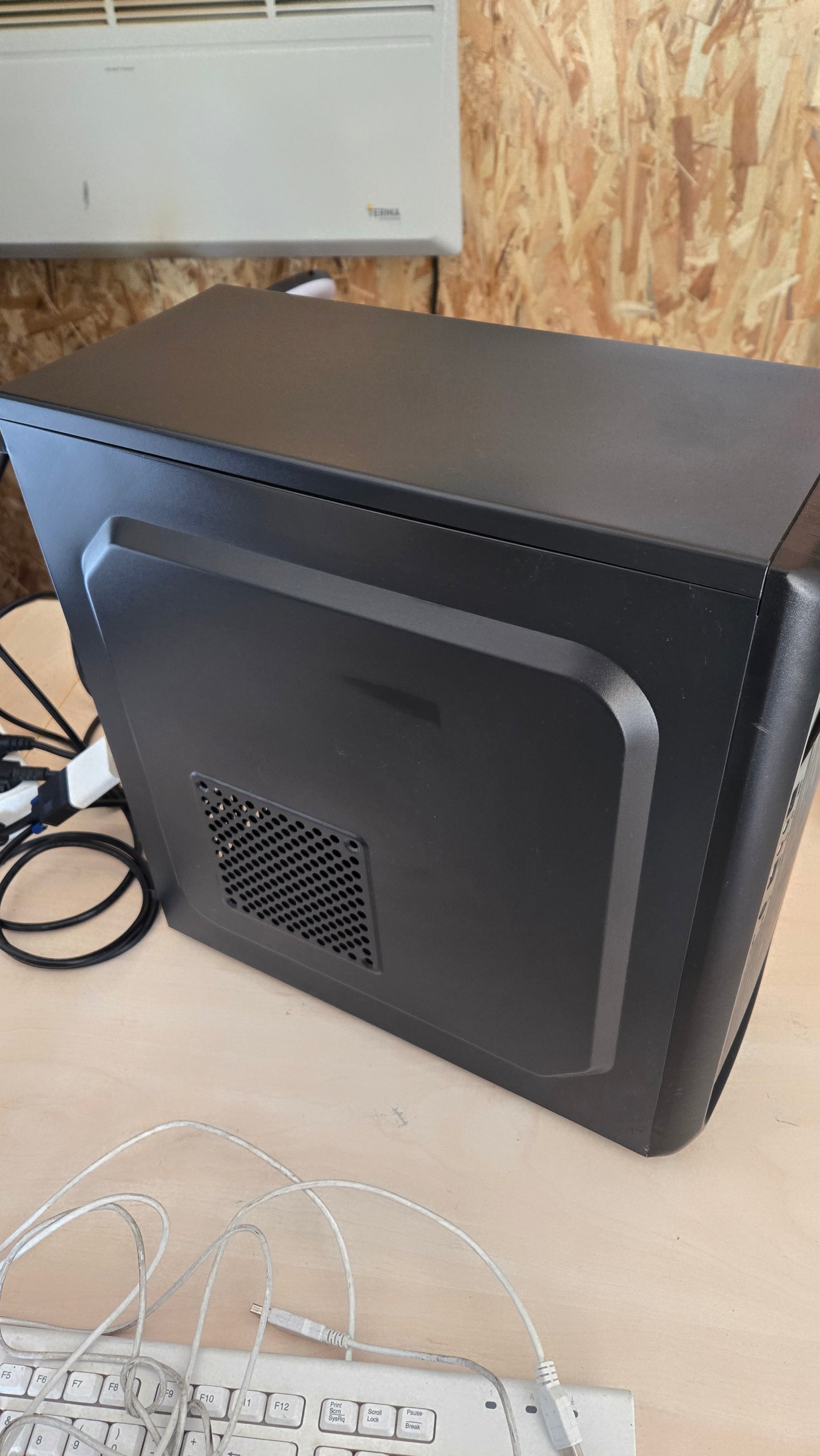 Desktop konfiguracija – i3-6100 / 16GB RAM / SSD + HDD / Quadro K2000D – 12 mj. jamstvo