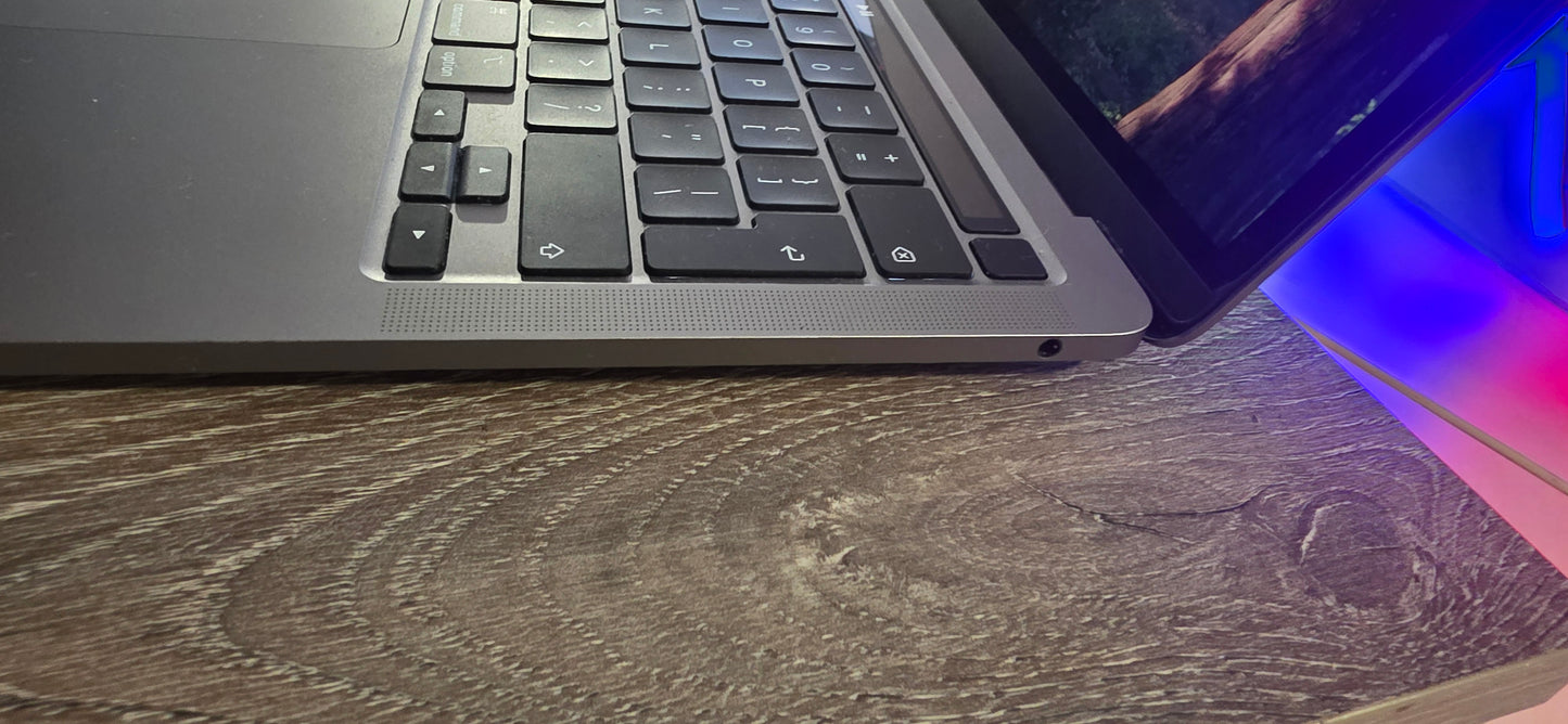 Apple MacBook Pro 13 M2: Apple M2 čip, 24GB RAM, 512GB SSD, 12 mj. jamstvo