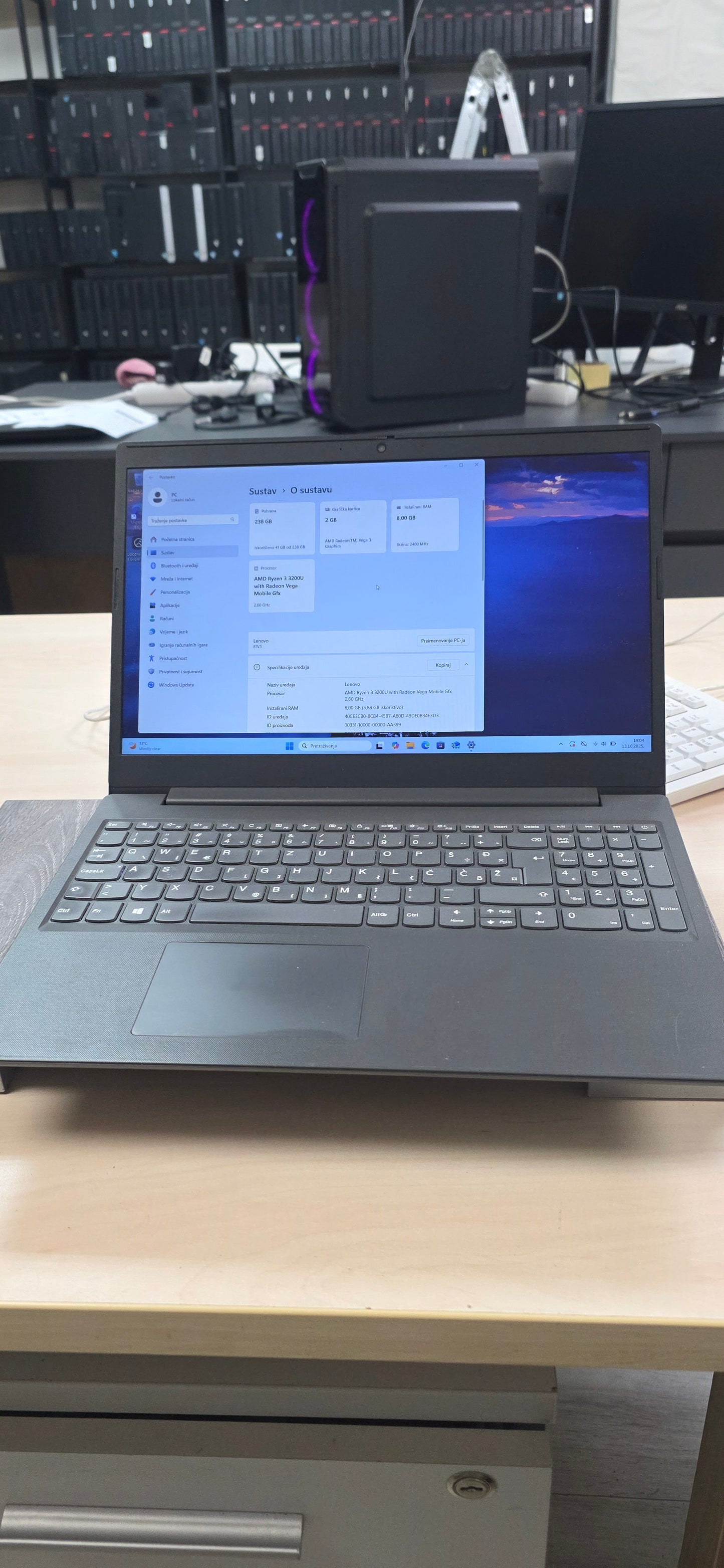 Lenovo V155-15API (81V5): Ryzen 3 3200U, 8GB RAM, 240GB SSD, Win 11, 12 mj. jamstvo