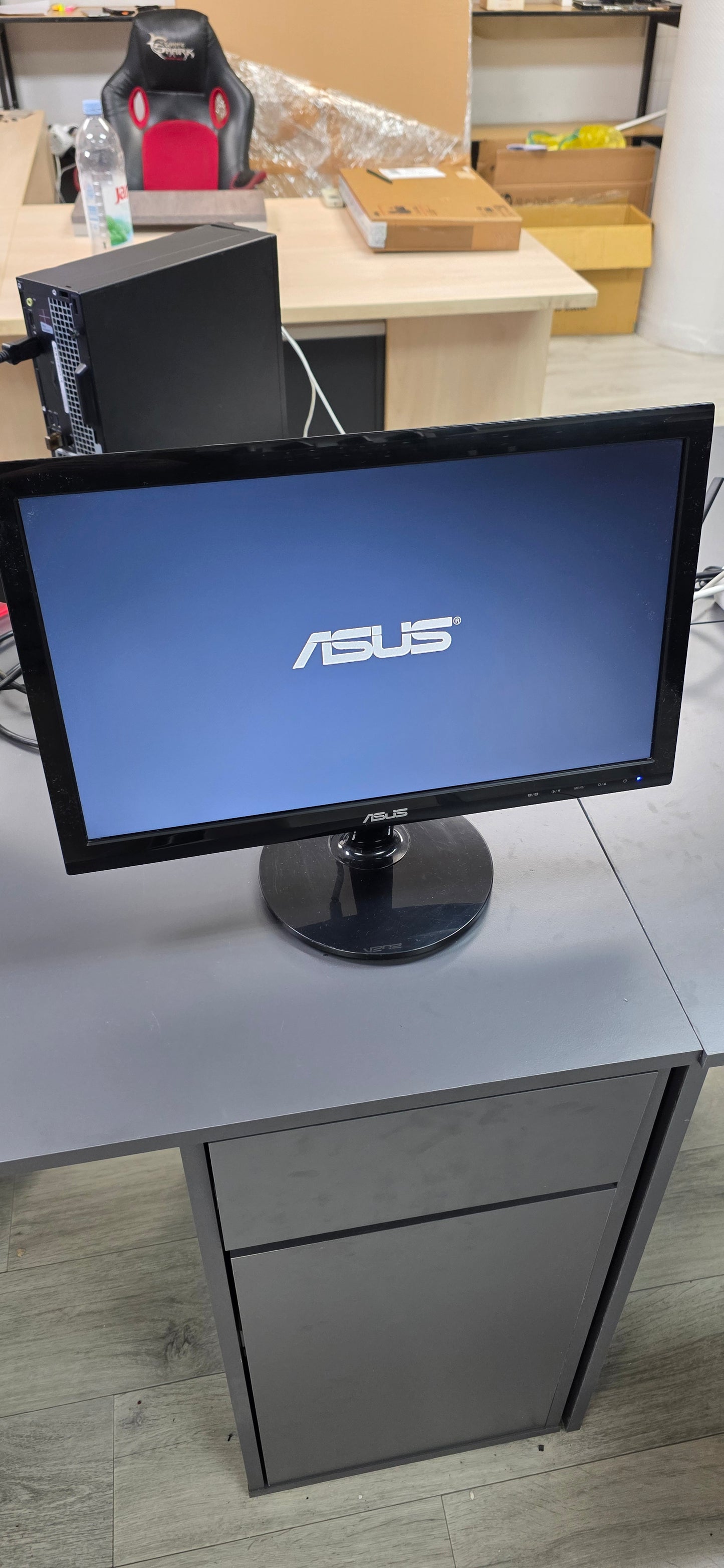 ASUS VS197 Monitor: 18.5" HD Ekran, 12 mj. jamstvo, bez kablova