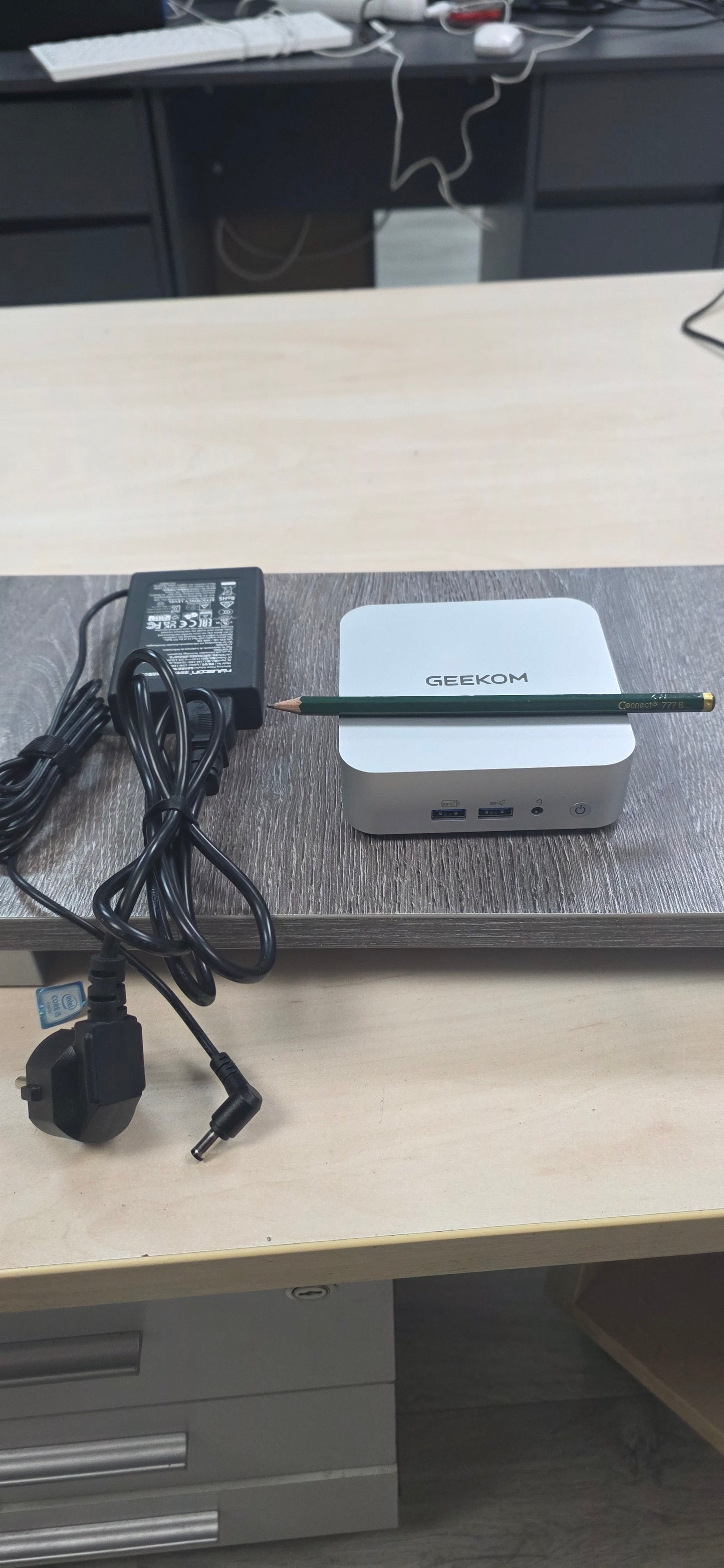 GEEKOM A8 AI Mini PC: Ryzen 7 8845HS, 32GB DDR5 RAM, 1TB NVMe SSD, 12 mj. jamstvo