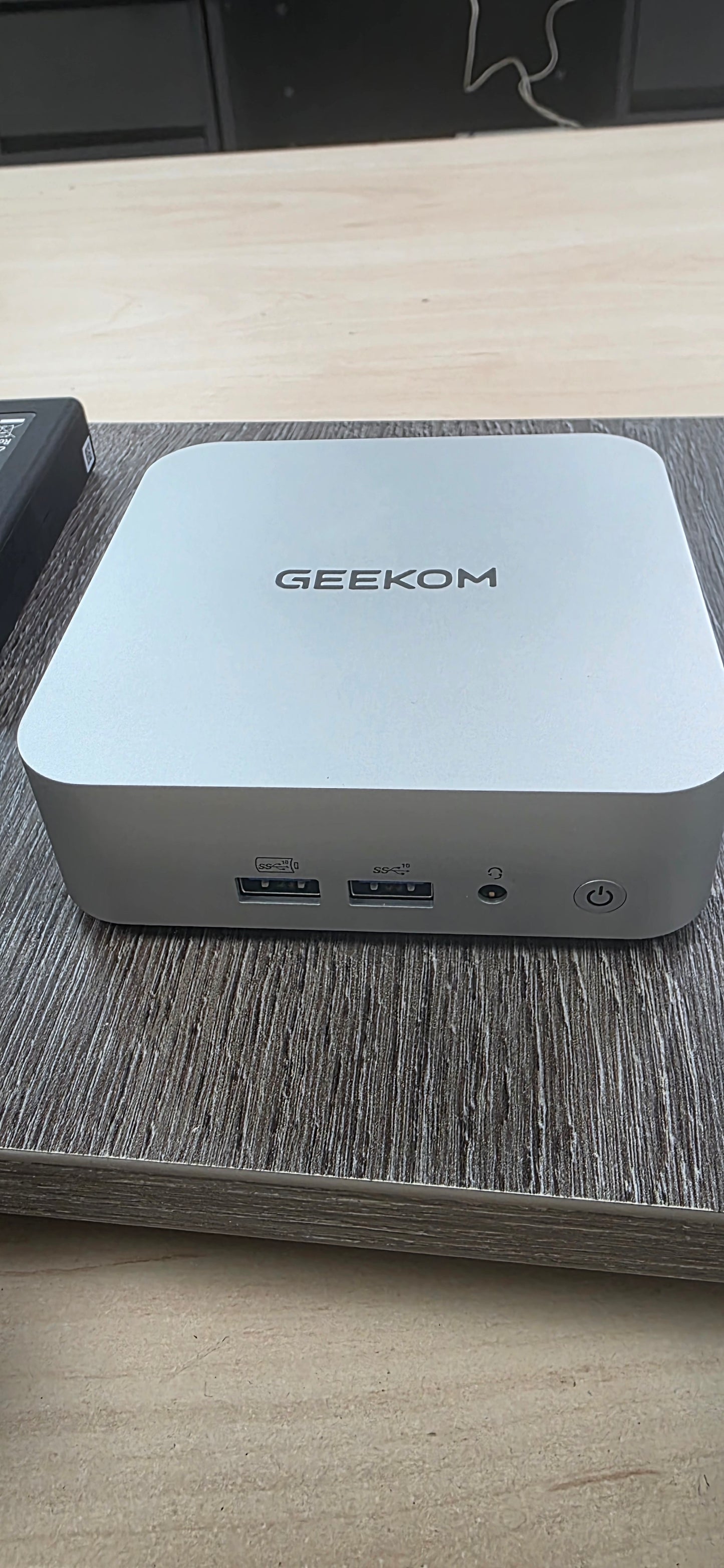 GEEKOM A8 AI Mini PC: Ryzen 7 8845HS, 32GB DDR5 RAM, 1TB NVMe SSD, 12 mj. jamstvo