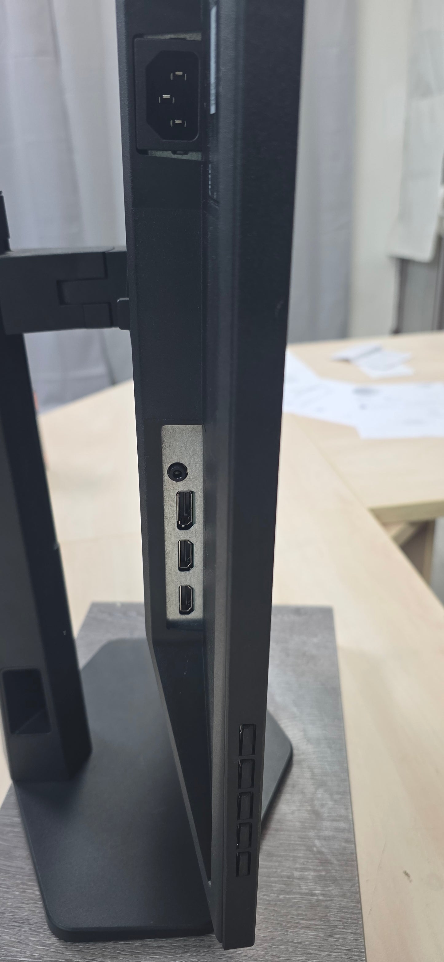 AOC 24G4X Gaming Monitor: 23.8" IPS, 180Hz, 1ms, G-Sync kompatibilan, 12 mj. jamstvo