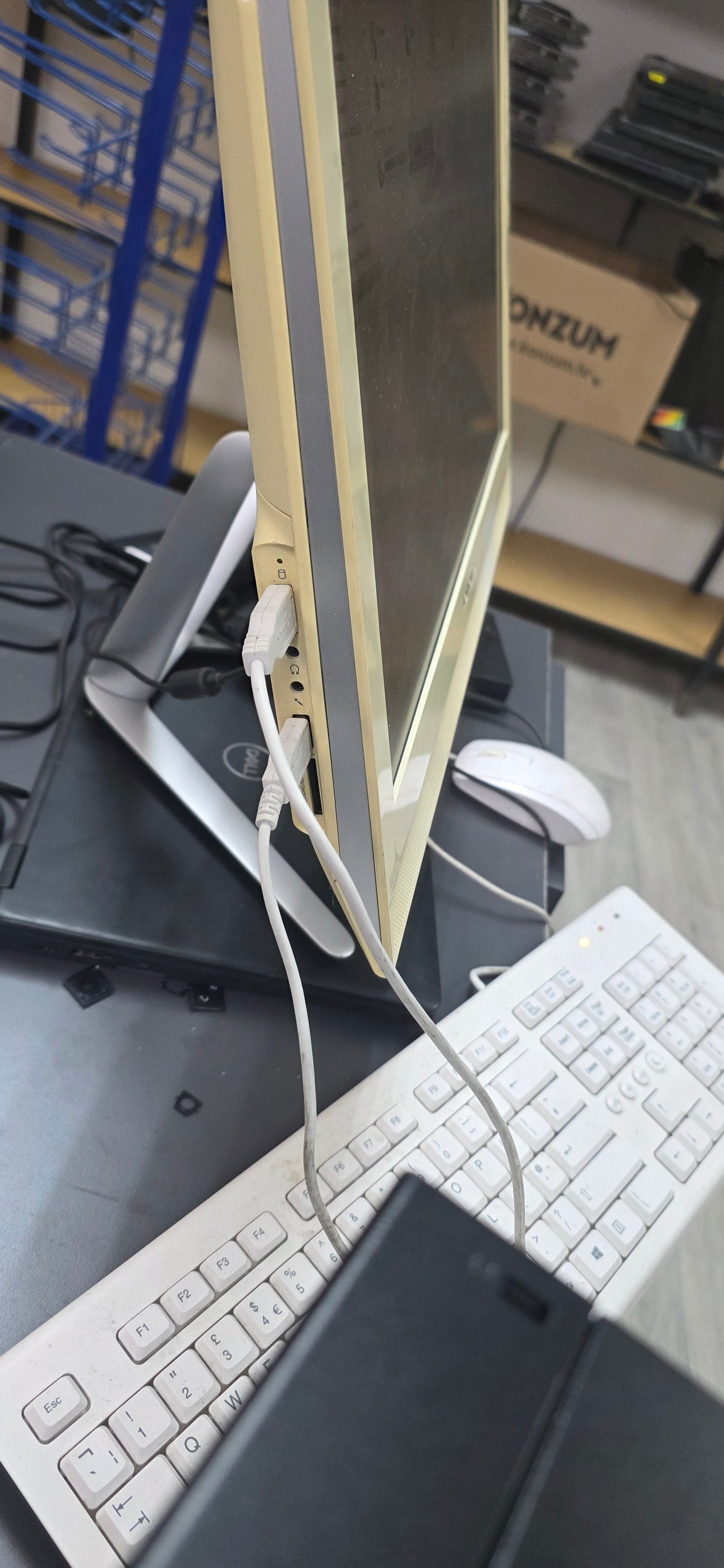 Lenovo IdeaCentre C40-30 All-in-One: i3-4150T, 8GB RAM, 240GB SSD + 1TB HDD, Win 10, 12 mj. jamstvo