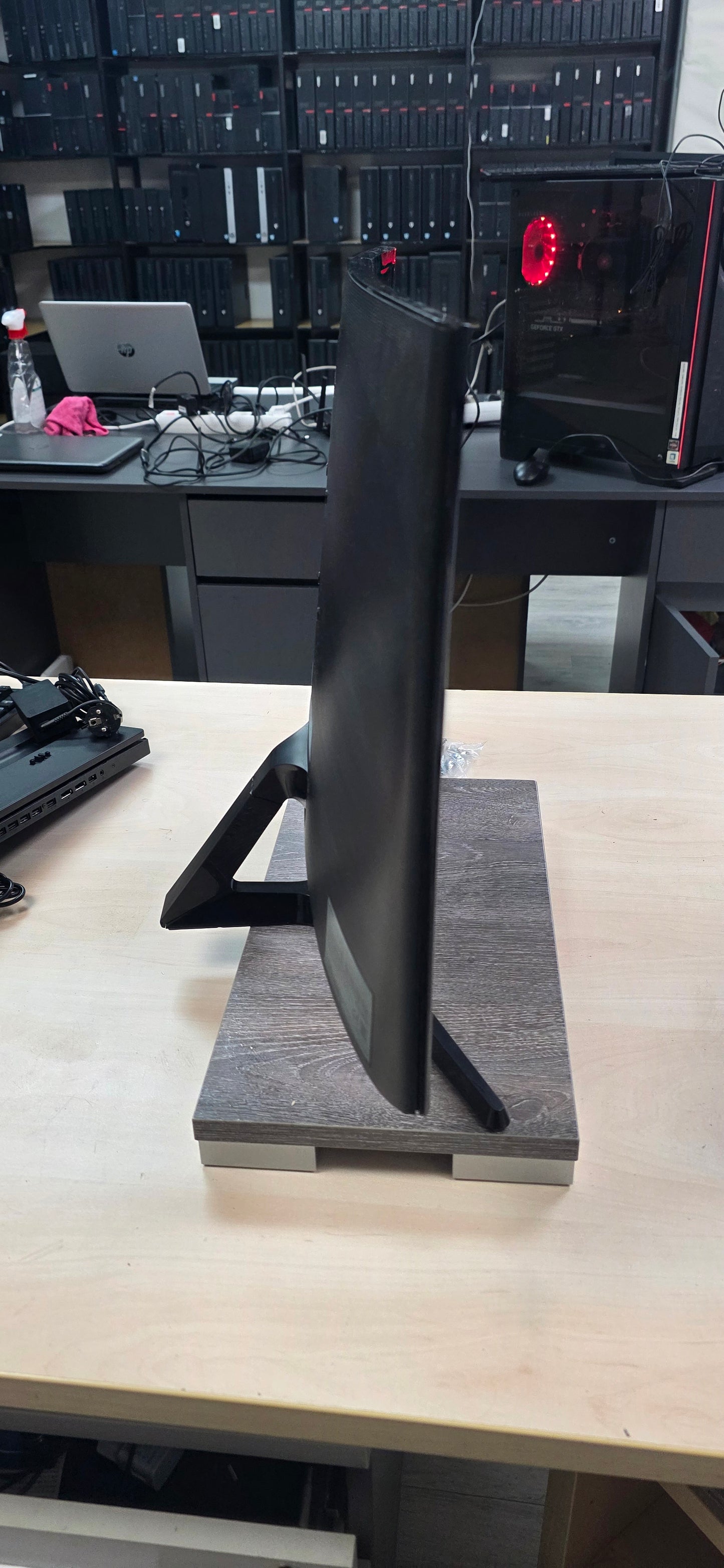 Samsung C27F396FHU Monitor: 27" Zakrivljeni 1800R, Full HD, AMD FreeSync, 12 mj. jamstvo