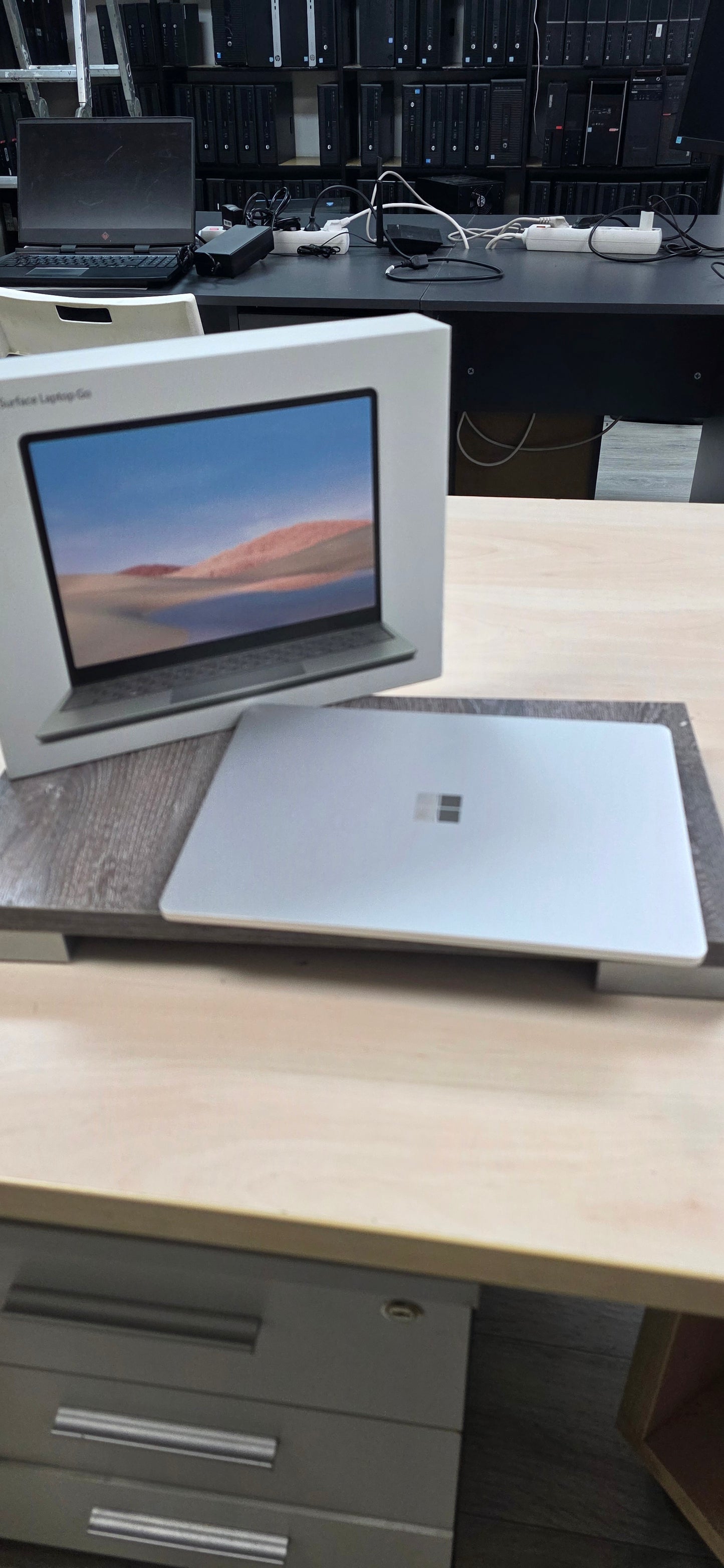 Microsoft Surface Laptop Go (Model 1943): i5-1035G1, Touchscreen, 8GB RAM, 256GB SSD,12.4", 12 mj. jamstvo