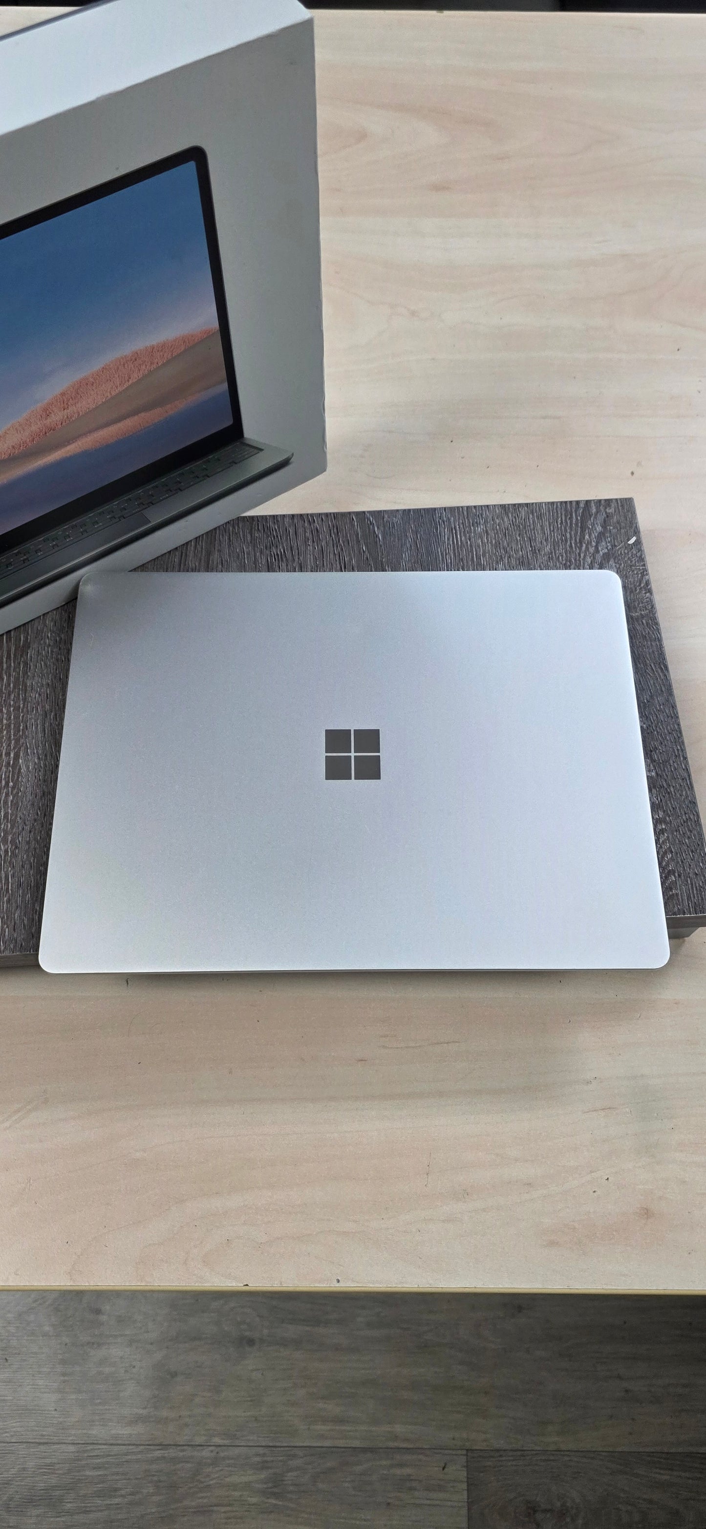 Microsoft Surface Laptop Go (Model 1943): i5-1035G1, Touchscreen, 8GB RAM, 256GB SSD,12.4", 12 mj. jamstvo