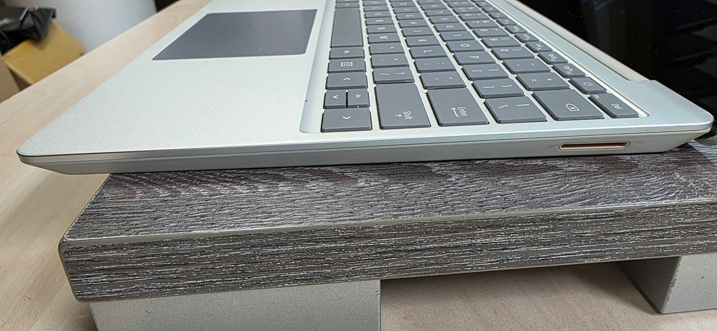 Microsoft Surface Laptop Go (Model 1943): i5-1035G1, Touchscreen, 8GB RAM, 256GB SSD,12.4", 12 mj. jamstvo