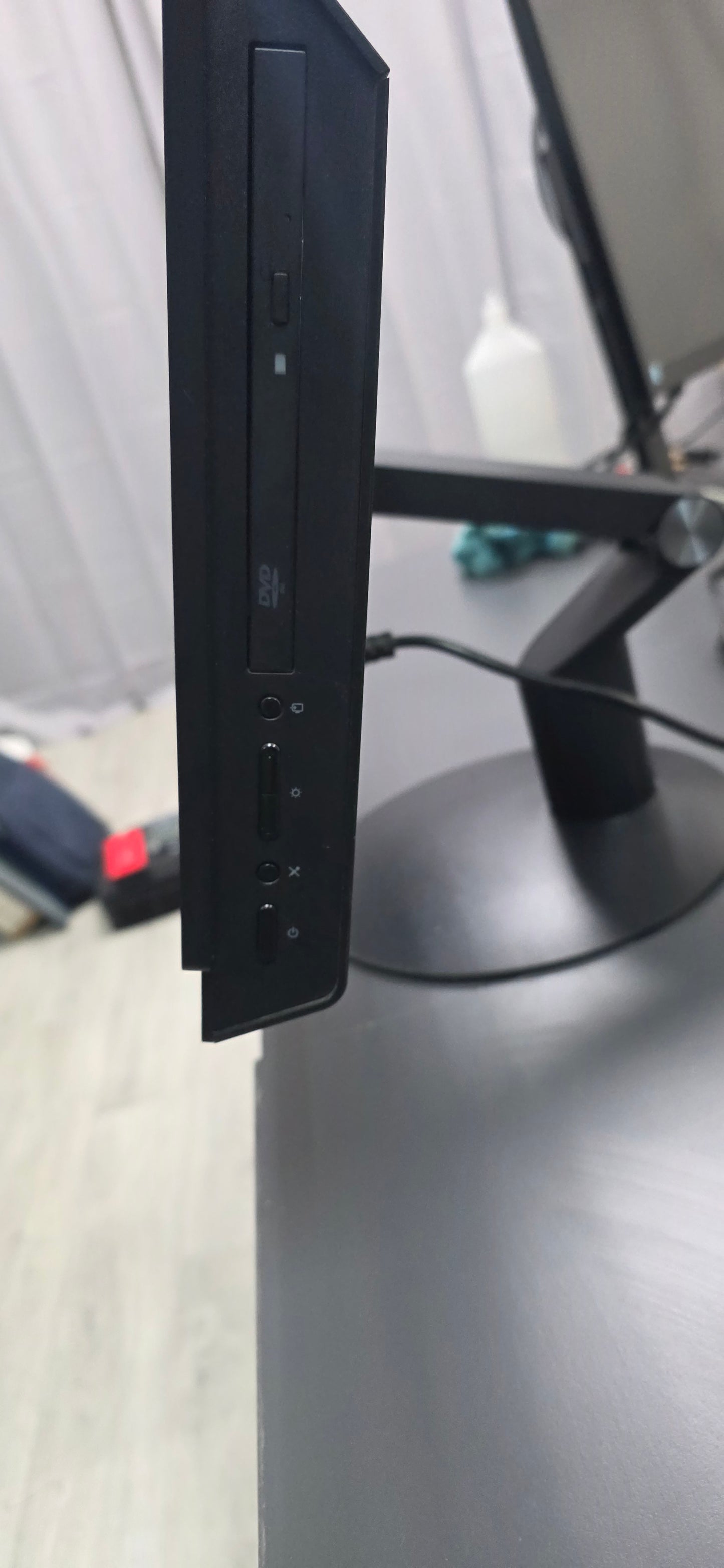 Lenovo ThinkCentre M910z All-in-One: i3-7100, 8GB RAM, 480GB SSD, 23.8" FHD, Win 11, 12 mj. jamstvo