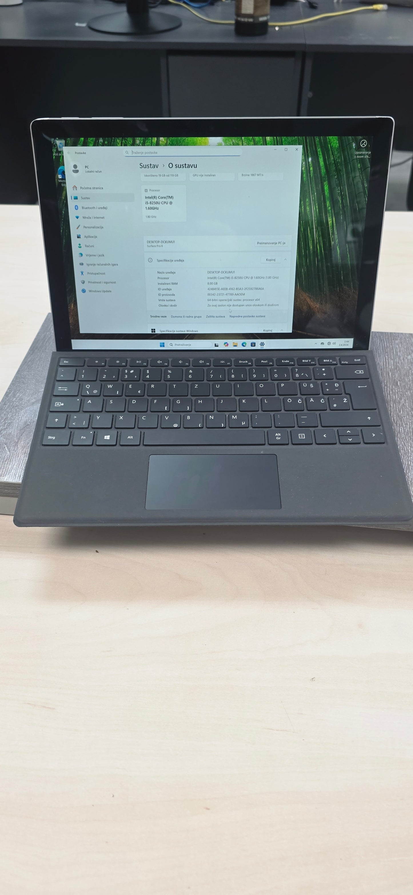 Microsoft Surface Pro 6: i5-8250U, 8GB RAM, 120GB SSD, 12.3", Win 11,  12 mj. jamstvo