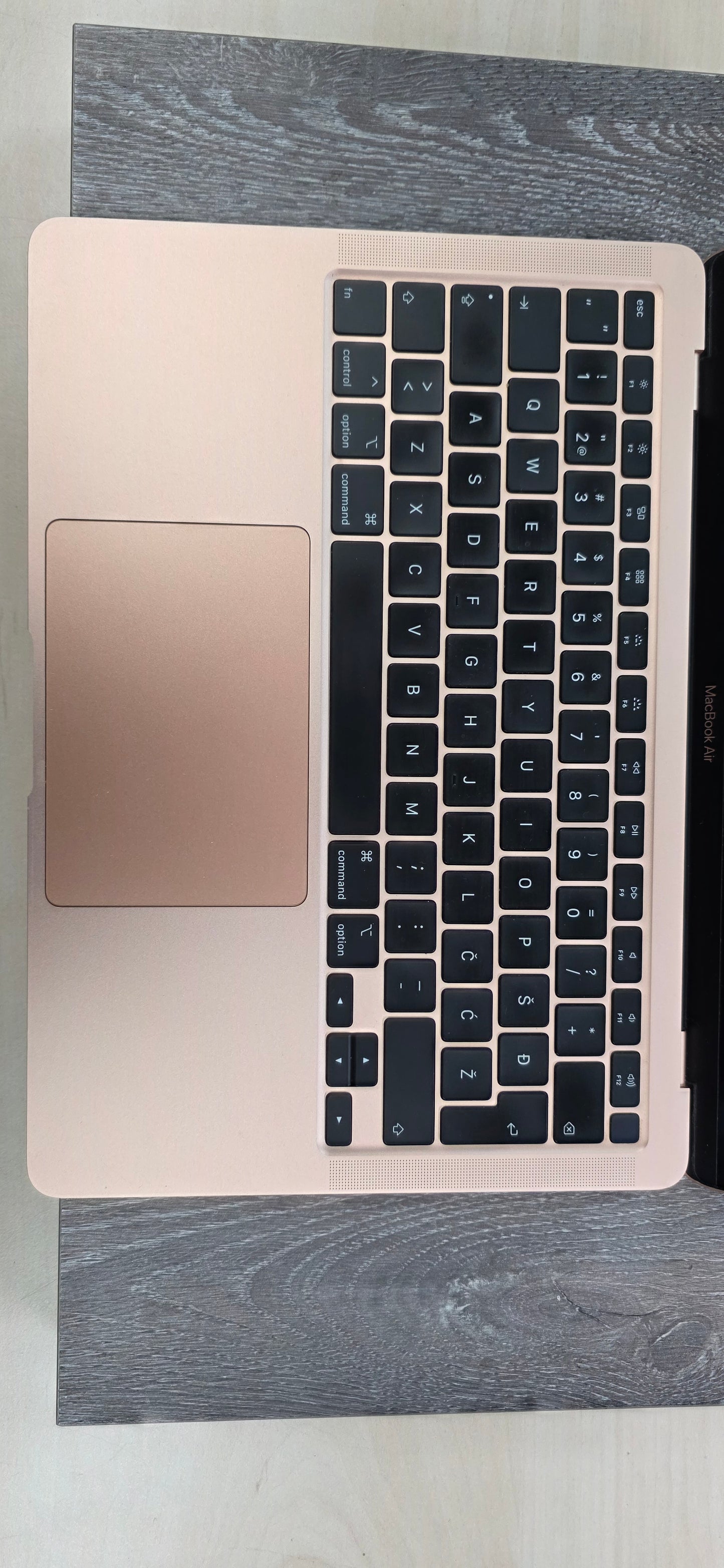 Apple MacBook Air M1 Rose GOLD: Apple M1 čip, 8GB RAM, 256GB SSD, 13.3" Retina Ekran, 12 mj. jamstvo