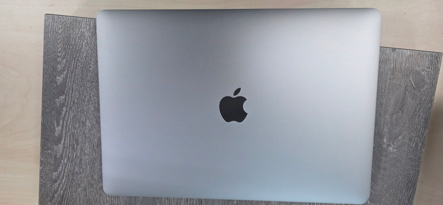🍎 MacBook Pro 13" (M1 Chip) • 512GB SSD• 8GB • 12 mj jamstvo