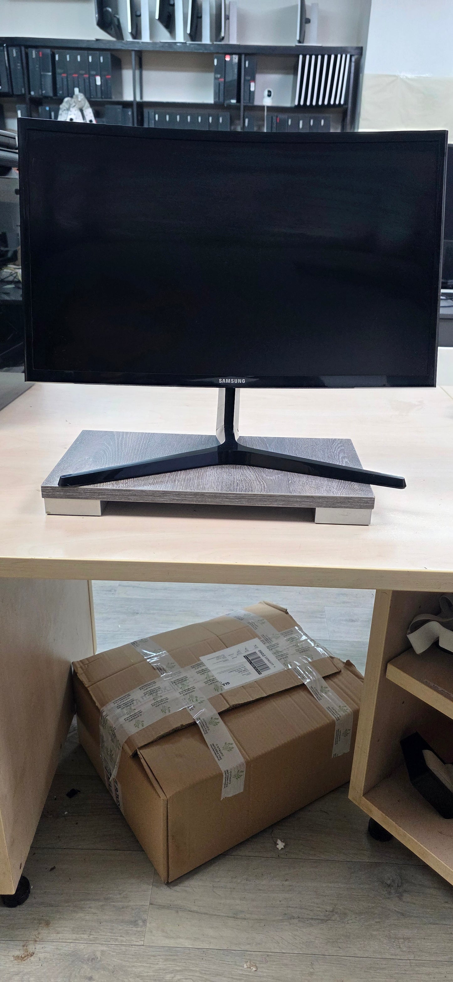 Samsung C24RG50FQR • 24" Full HD VA Curved • 144Hz • 3mj Jamstvo • Napajanje