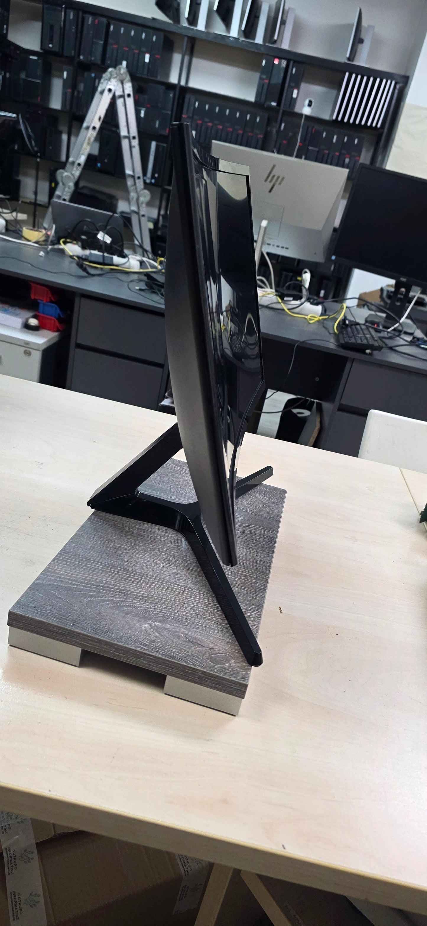 Samsung C24RG50FQR • 24" Full HD VA Curved • 144Hz • 3mj Jamstvo • Napajanje