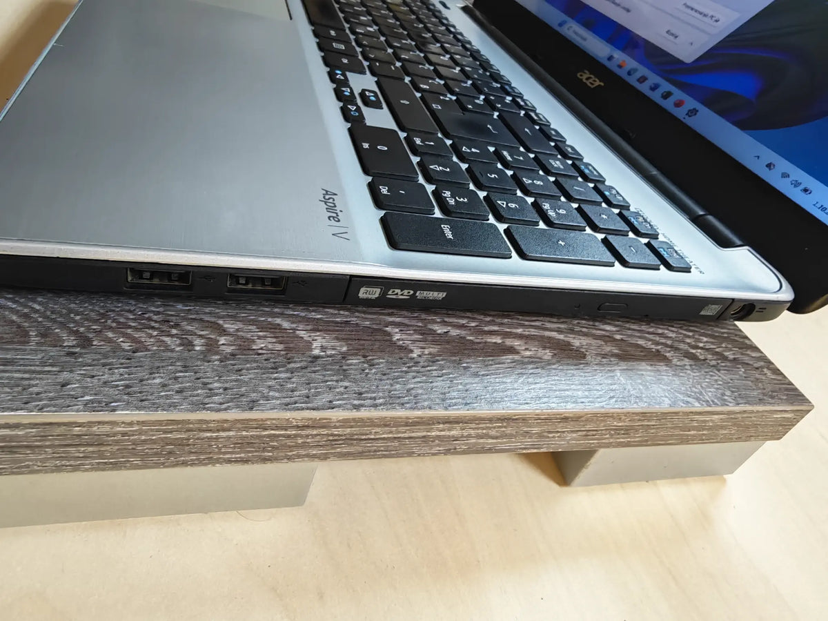 Acer Aspire V3-572 • S greškom –neke tipke zahtijevaju jači pritisak • i3-4030U • 8GB RAM • 120GB SSD • Win 11 • 3mj Jamstvo