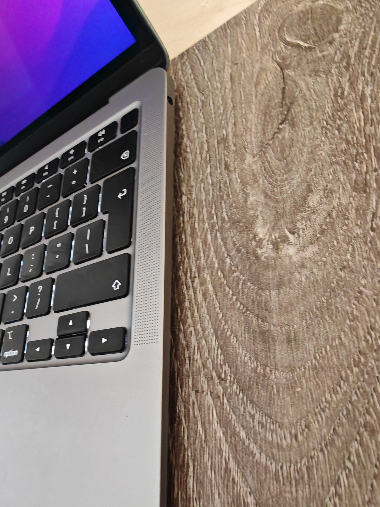 Apple MacBook Air M1: Apple M1 čip, 8GB RAM, 256GB SSD, 13.3" Retina Ekran, 12 mj. jamstvo