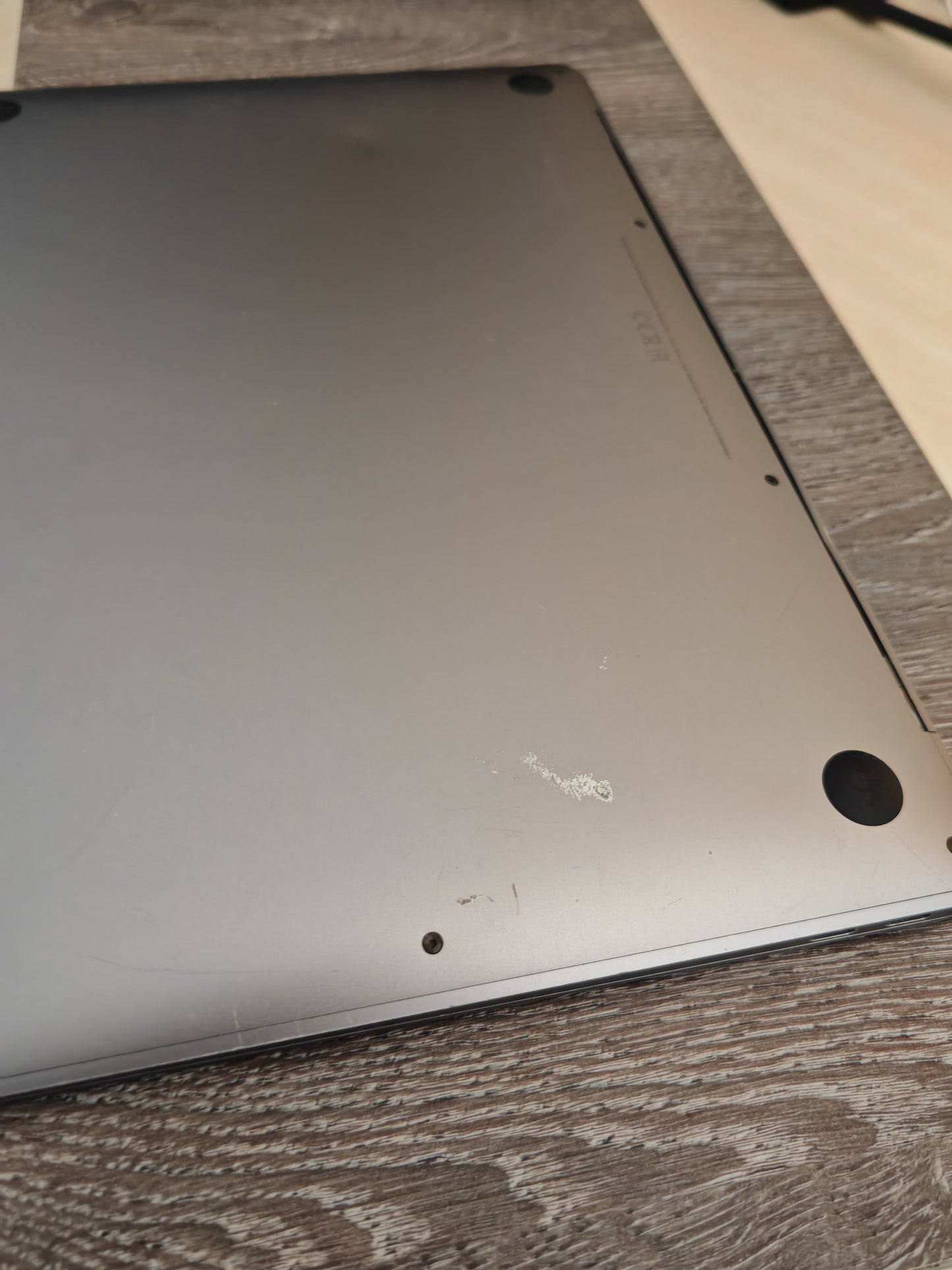 Apple MacBook Air M1: Apple M1 čip, 8GB RAM, 256GB SSD, 13.3" Retina Ekran, 12 mj. jamstvo