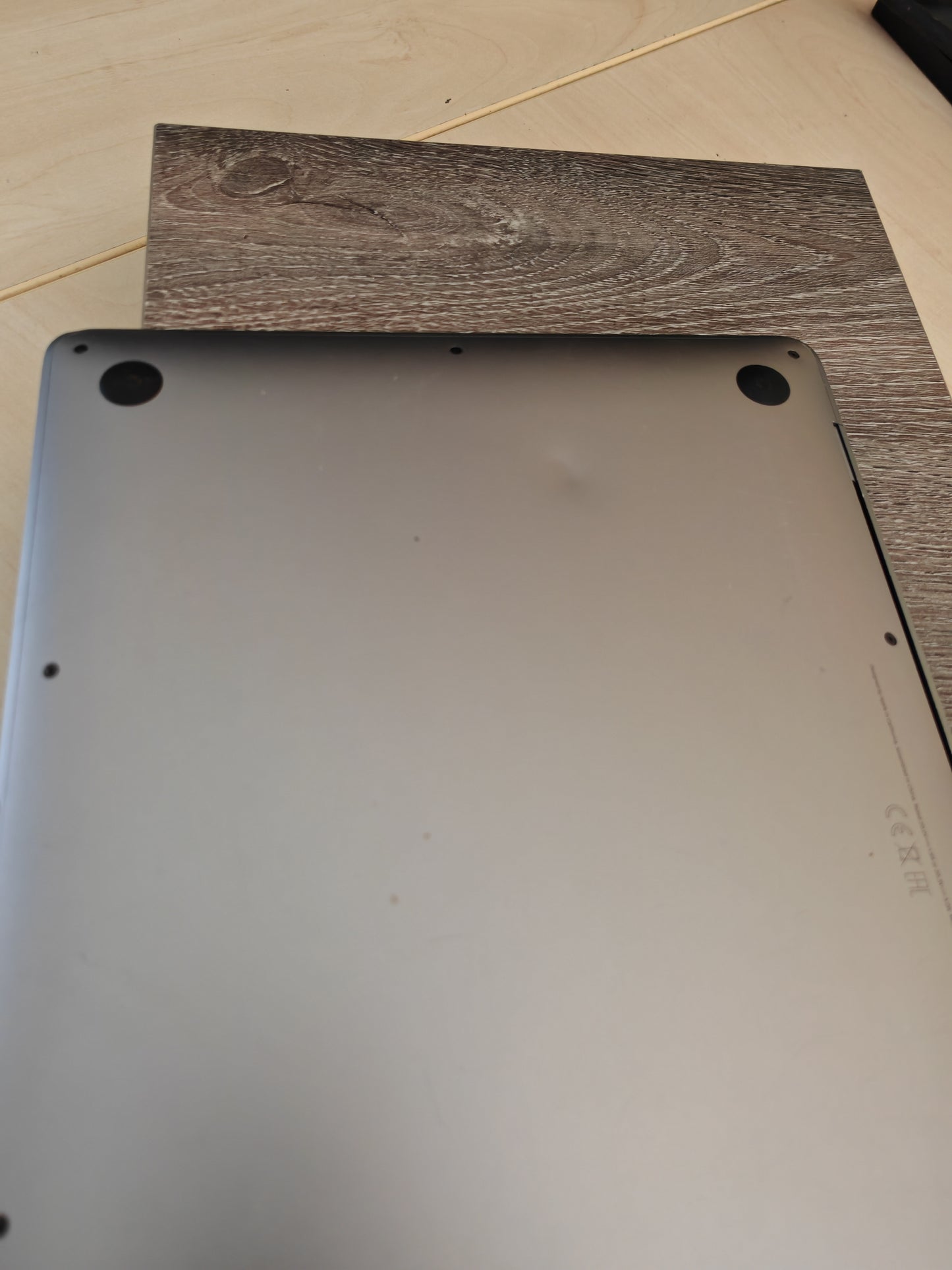 Apple MacBook Air M1: Apple M1 čip, 8GB RAM, 256GB SSD, 13.3" Retina Ekran, 12 mj. jamstvo