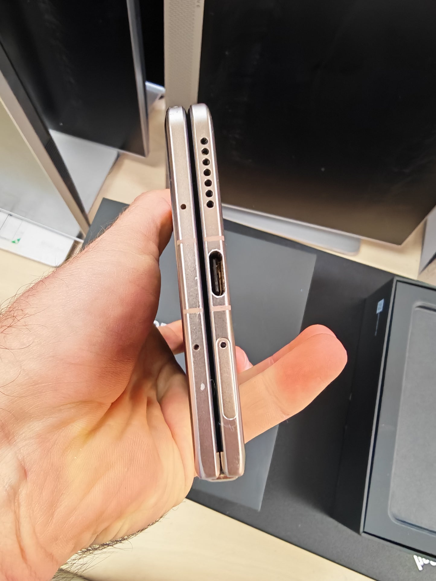 Honor Magic V5 • Snapdragon 8 Elite • 16GB RAM • 512GB • 5820mAh • Tvorničko Jamstvo do 2.9.2027. • Original Kutija