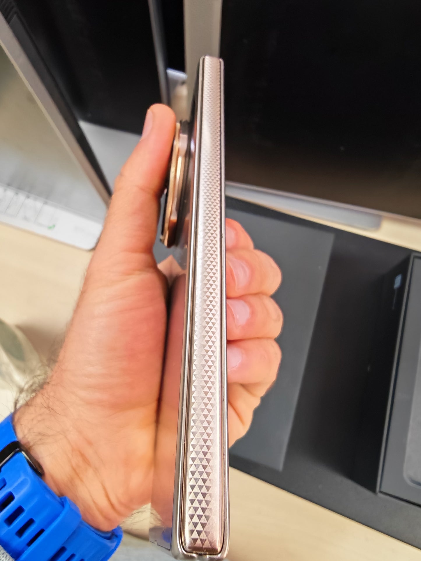 Honor Magic V5 • Snapdragon 8 Elite • 16GB RAM • 512GB • 5820mAh • Tvorničko Jamstvo do 2.9.2027. • Original Kutija