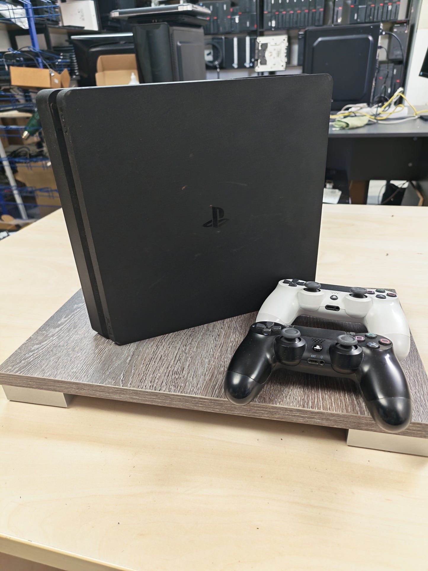 PlayStation 4 Slim • 500GB • 2x DualShock 4 kontroler • 3mj Jamstvo
