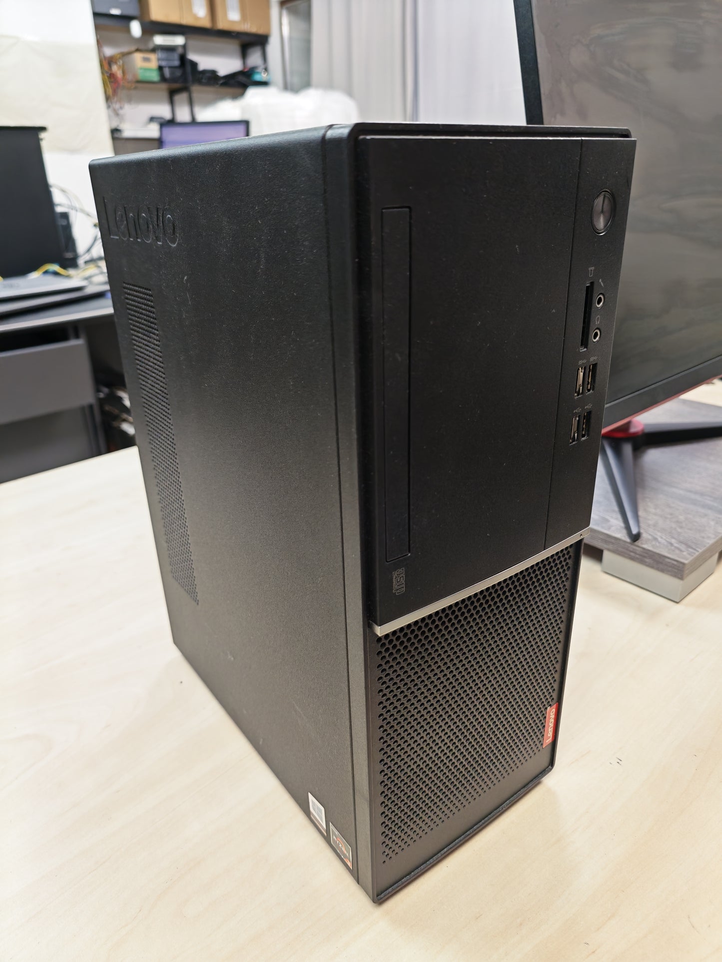 PC komplet • Ryzen 3 3200G • 16GB DDR4 • 256GB NVMe • Radeon Vega 8 • 12mj Jamstvo • Win 11