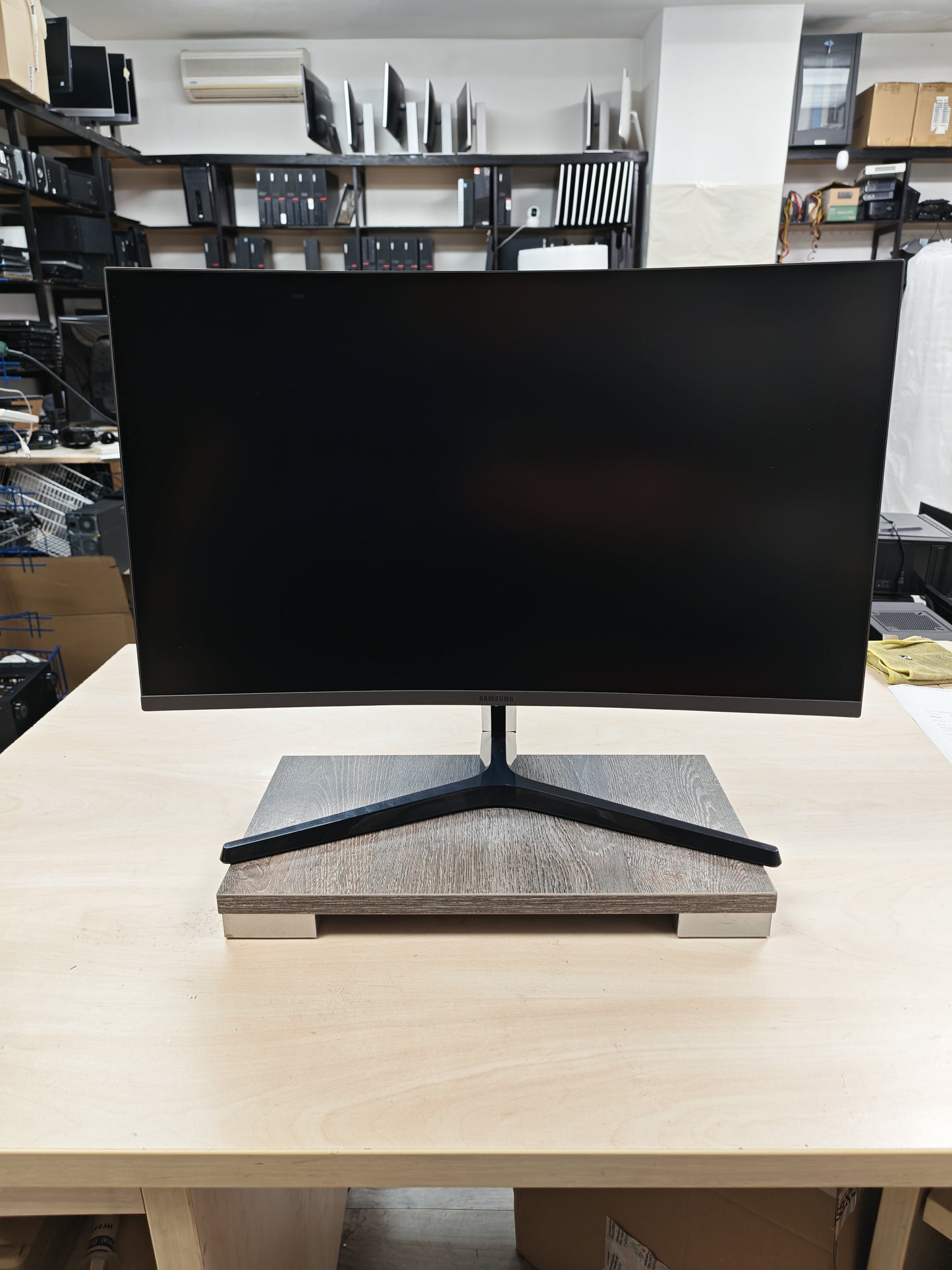 Samsung C27JG50 • 27″ Curved • 2K QHD 1440p • 144Hz • VA • FreeSync • 3mj Jamstvo