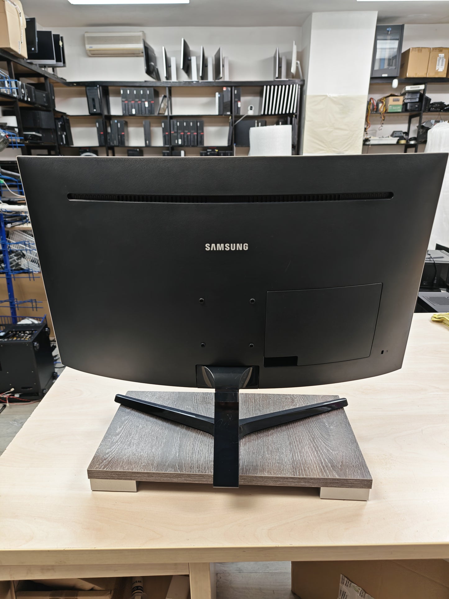 Samsung C27JG50 • 27″ Curved • 2K QHD 1440p • 144Hz • VA • FreeSync • 3mj Jamstvo
