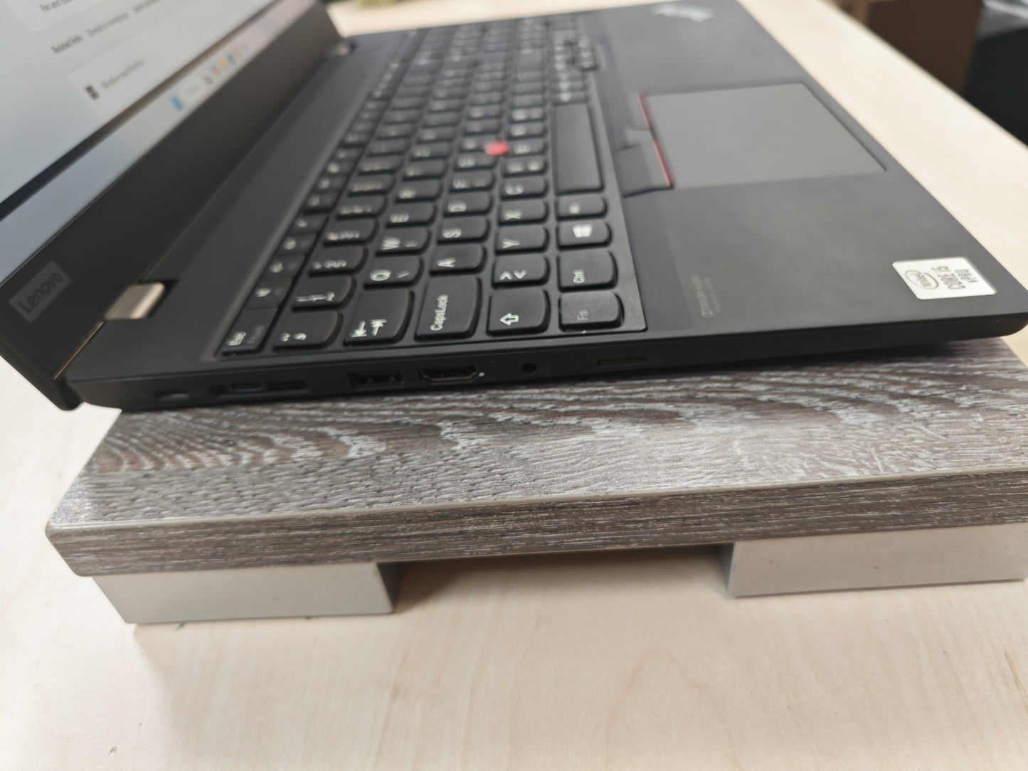 Lenovo ThinkPad T15 Gen 1 • i5-10310U • 8GB DDR4 • 256GB SSD • 15.6″ FHD • 12mj Jamstvo • Win 11