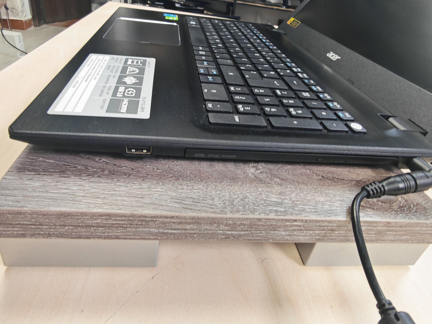Acer Aspire F5-571G • i3-5005U • 8GB DDR3 • 240GB SSD • GeForce 940M 2GB • 15.6″ • 12mj Jamstvo • Win 11
