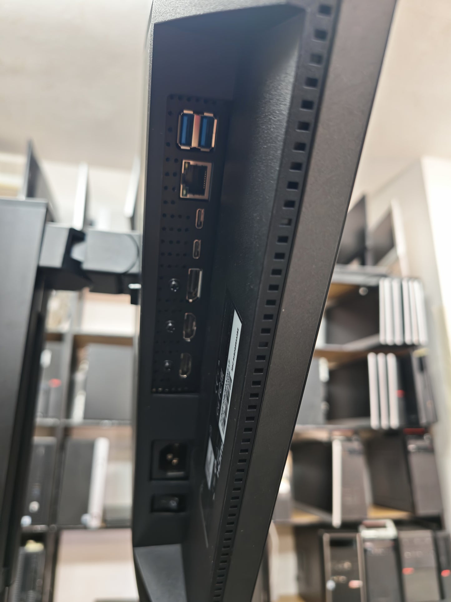 AOC U32U3CV • 32″ 4K UHD • Nano IPS • 60Hz • USB-C Dock • DisplayHDR 400 • 3mj Jamstvo