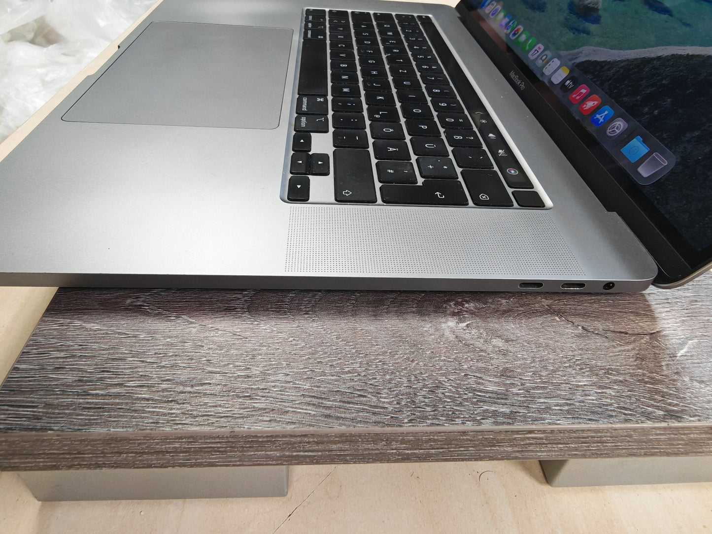 Apple MacBook Pro 16″ 2019 • Intel Core i9 • 16GB RAM • 1TB SSD • Radeon Pro 5300M • 12mj Jamstvo • Original Punjač