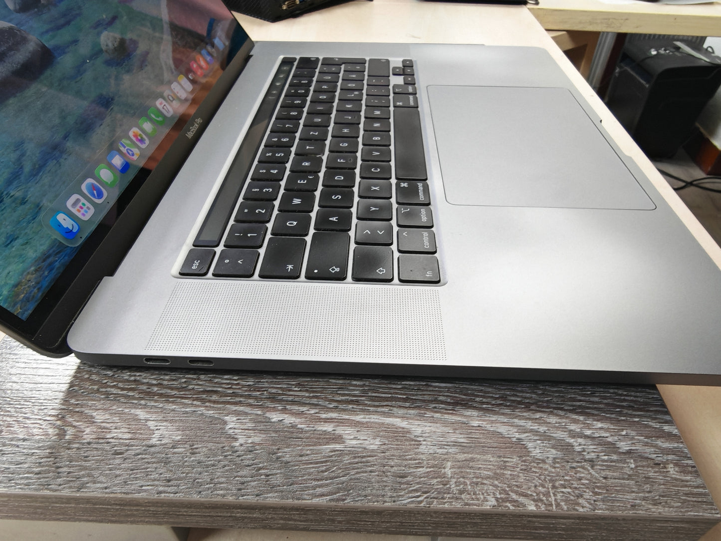 Apple MacBook Pro 16″ 2019 • Intel Core i9 • 16GB RAM • 1TB SSD • Radeon Pro 5300M • 12mj Jamstvo • Original Punjač