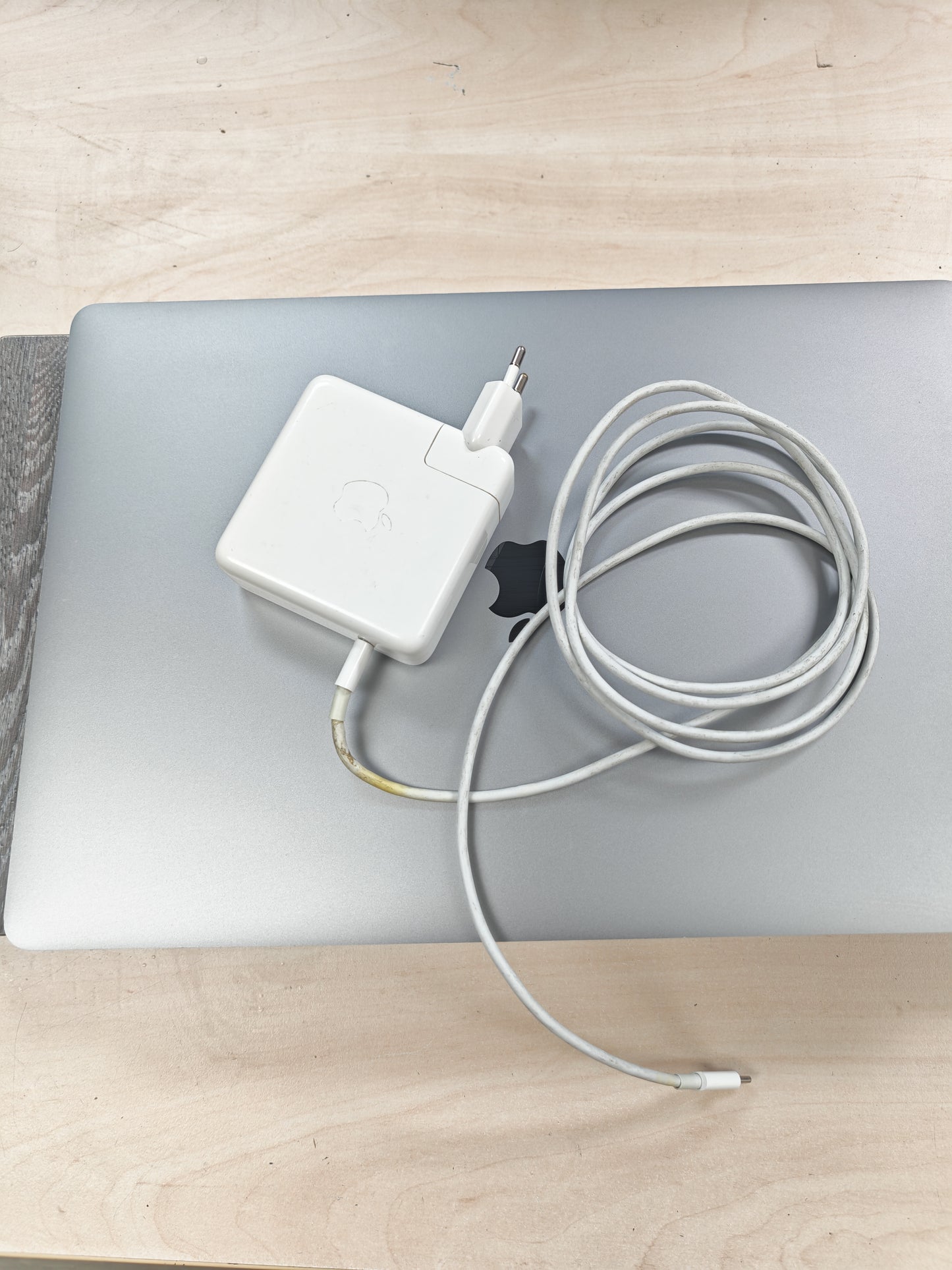 Apple MacBook Pro 16″ 2019 • Intel Core i9 • 16GB RAM • 1TB SSD • Radeon Pro 5300M • 12mj Jamstvo • Original Punjač