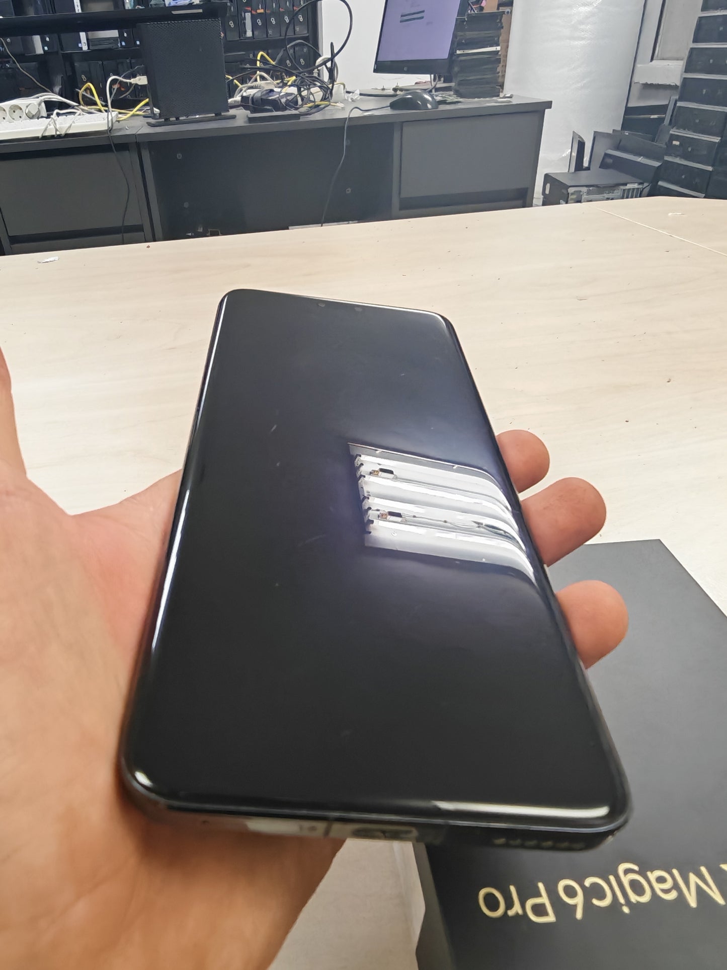 Honor Magic6 Pro – 12GB RAM / 512GB / 5G / Crna – 3 mj. jamstvo (tipka za autentifikaciju ne reagira)