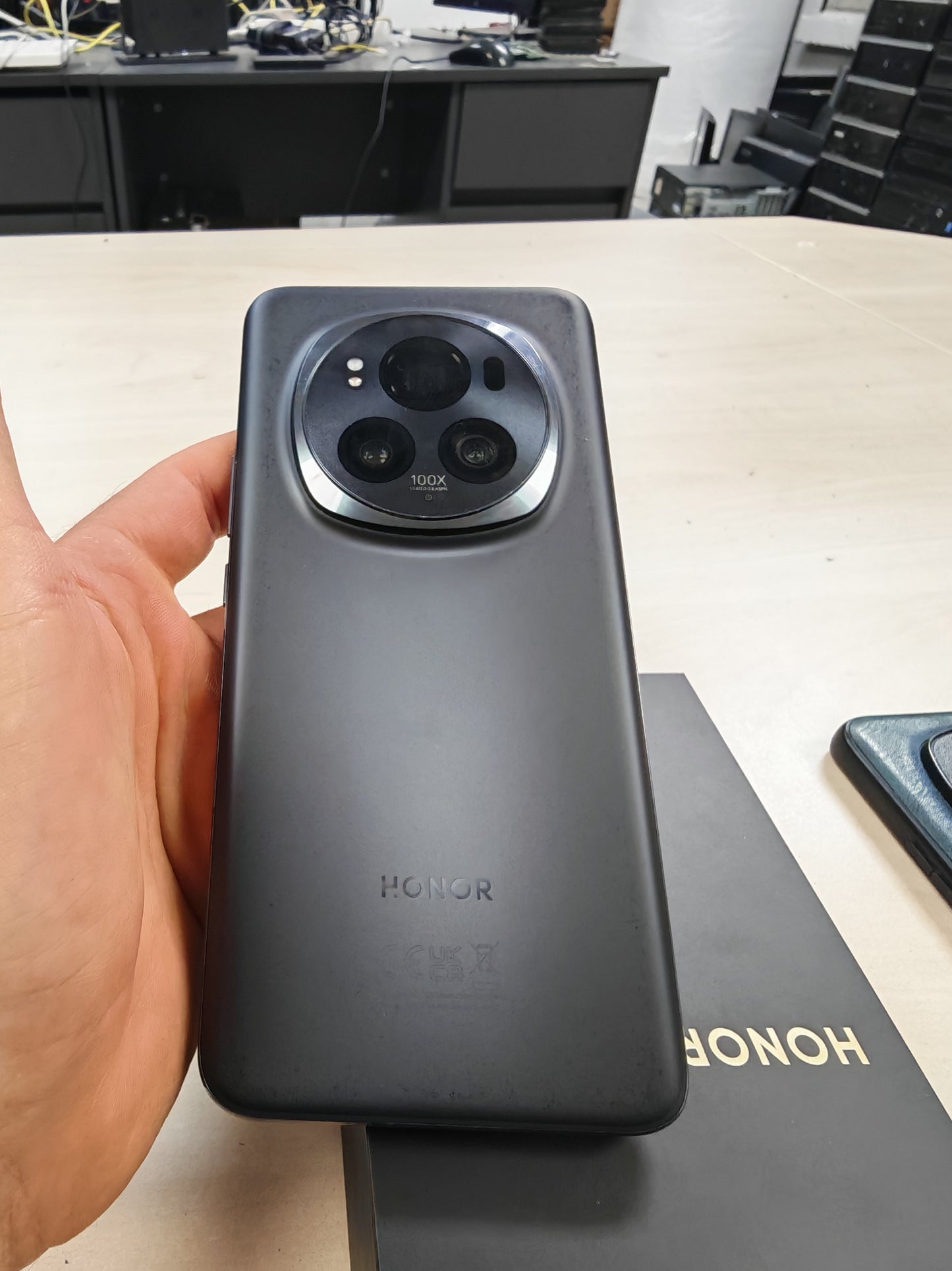 Honor Magic6 Pro – 12GB RAM / 512GB / 5G / Crna – 3 mj. jamstvo (tipka za autentifikaciju ne reagira)