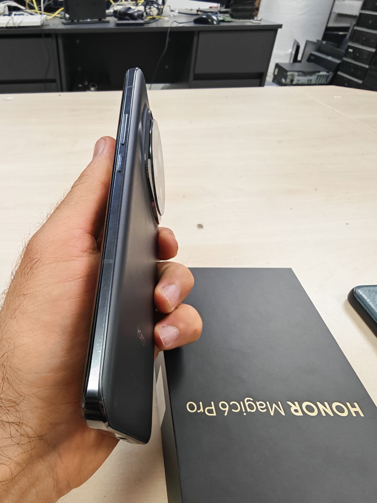 Honor Magic6 Pro – 12GB RAM / 512GB / 5G / Crna – 3 mj. jamstvo (tipka za autentifikaciju ne reagira)