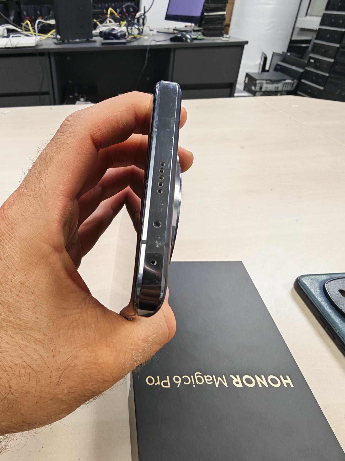 Honor Magic6 Pro – 12GB RAM / 512GB / 5G / Crna – 3 mj. jamstvo (tipka za autentifikaciju ne reagira)