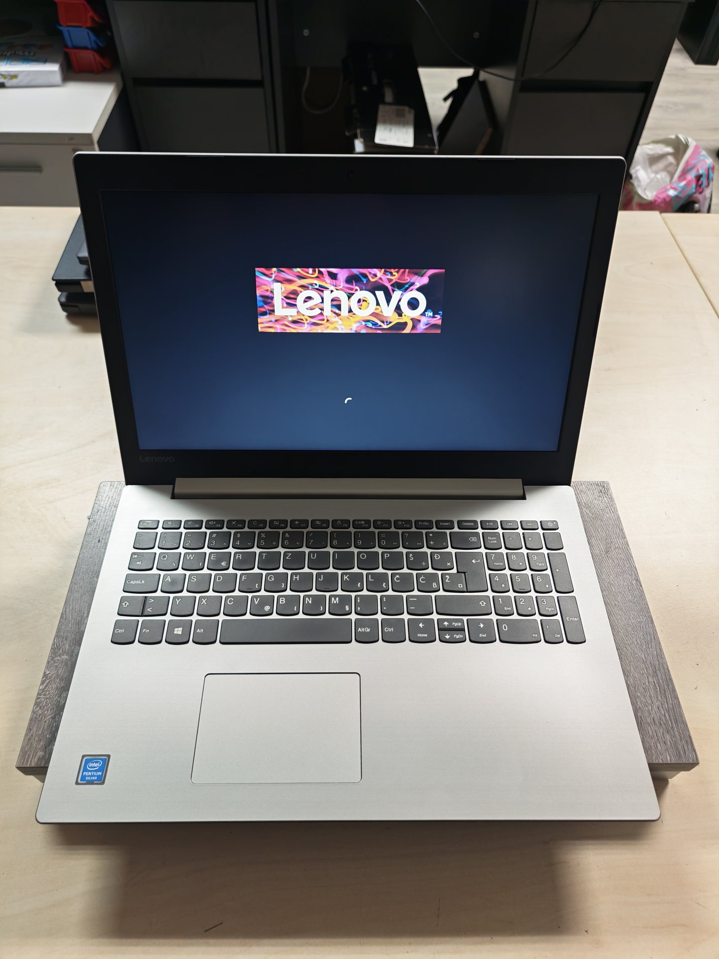 Lenovo IdeaPad 330-15IGM • Pentium Silver N5000 • 8GB RAM • 256GB SSD • Win 11 • 12mj Jamstvo