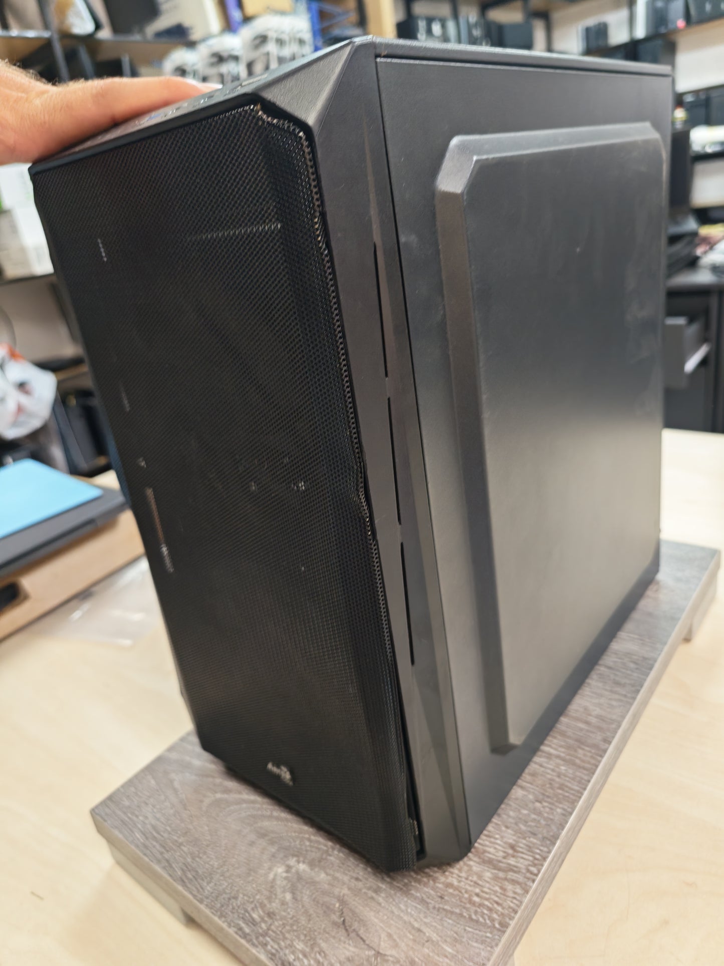 Gaming PC • i5-8400 • RTX 3050 8GB • 16GB RAM • 1TB HDD + 490GB SSD • Win 11 • 12mj Jamstvo