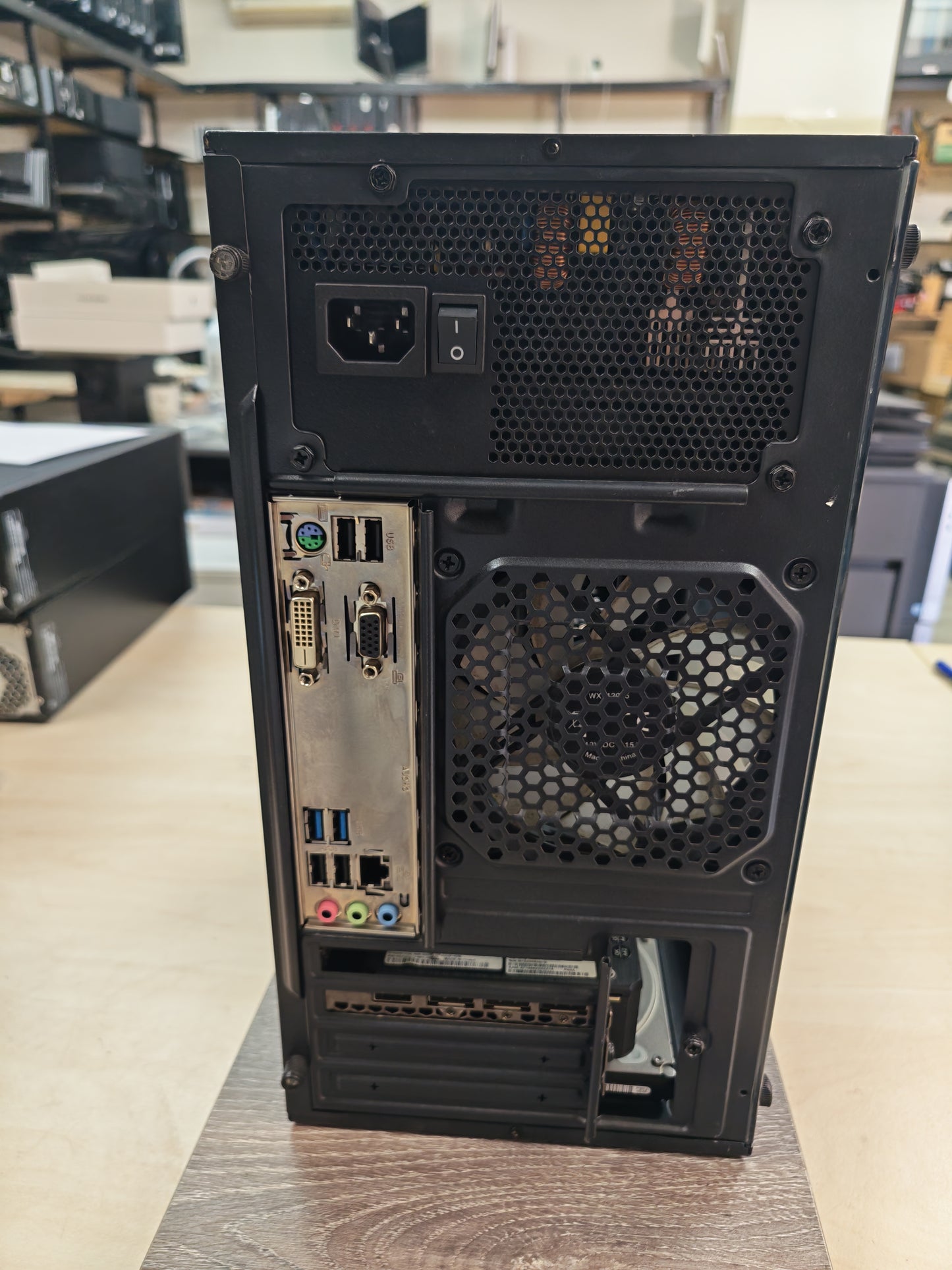 Gaming PC • i5-8400 • RTX 3050 8GB • 16GB RAM • 1TB HDD + 490GB SSD • Win 11 • 12mj Jamstvo