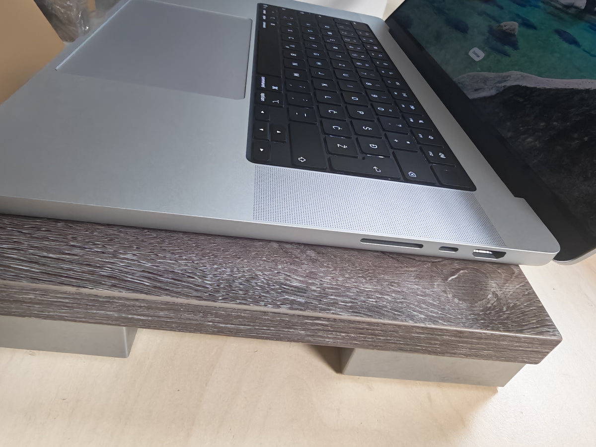 Apple MacBook Pro 16" • M5 Pro • 24GB • 1TB SSD • Space Black • 12mj Jamstvo